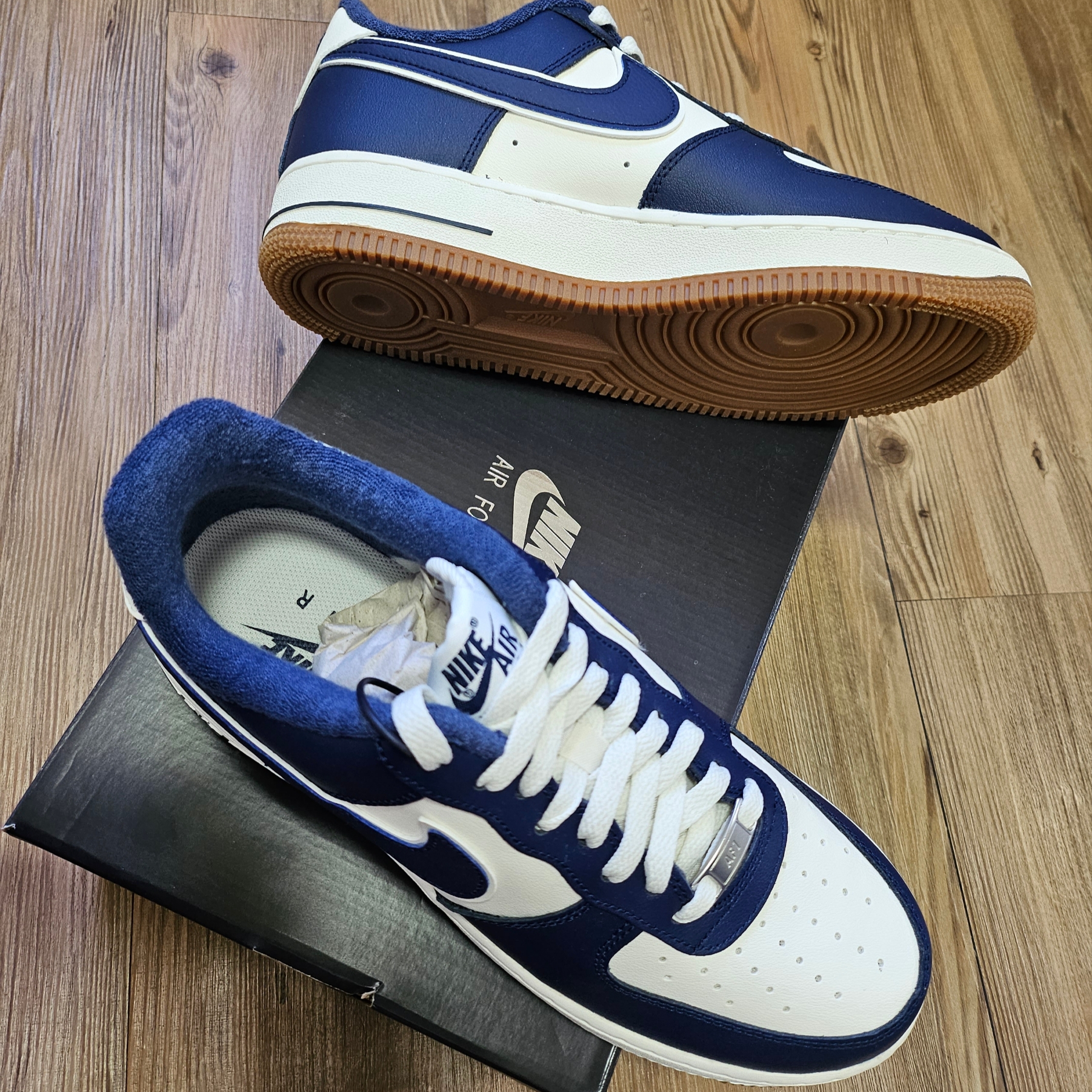 Nike Air Force 1 '07 LV8 Midnight Navy 착용 스타일 - 4