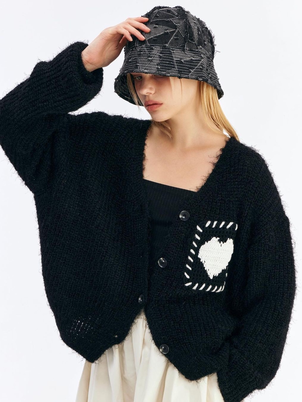 The Greatest Women Heart Cardigan Black 착용 스타일 - 1