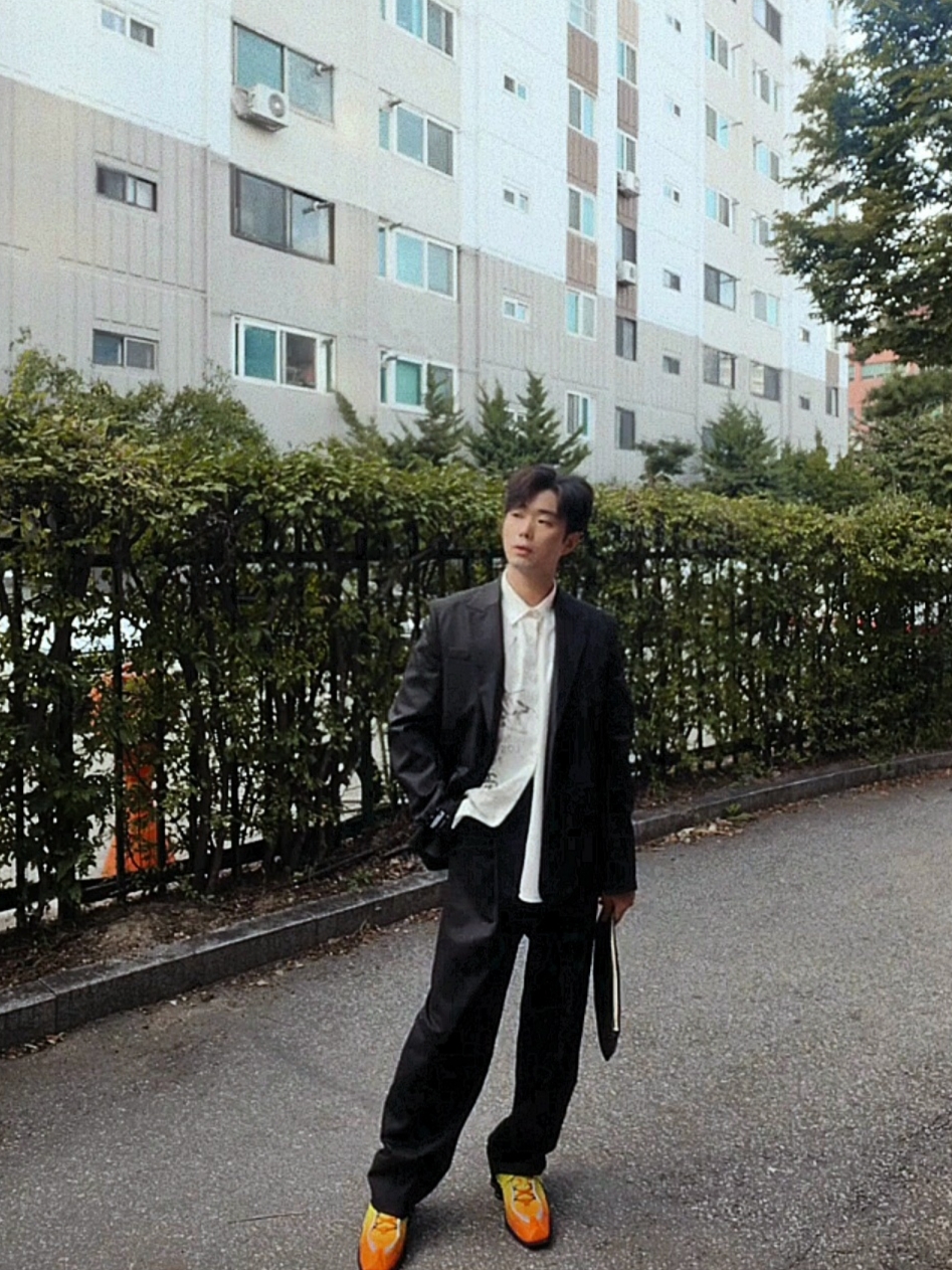 Nike x Martine Rose Shox MR4 Safety Orange, Zara x Ader Error Tapered Trousers Black 착용 스타일