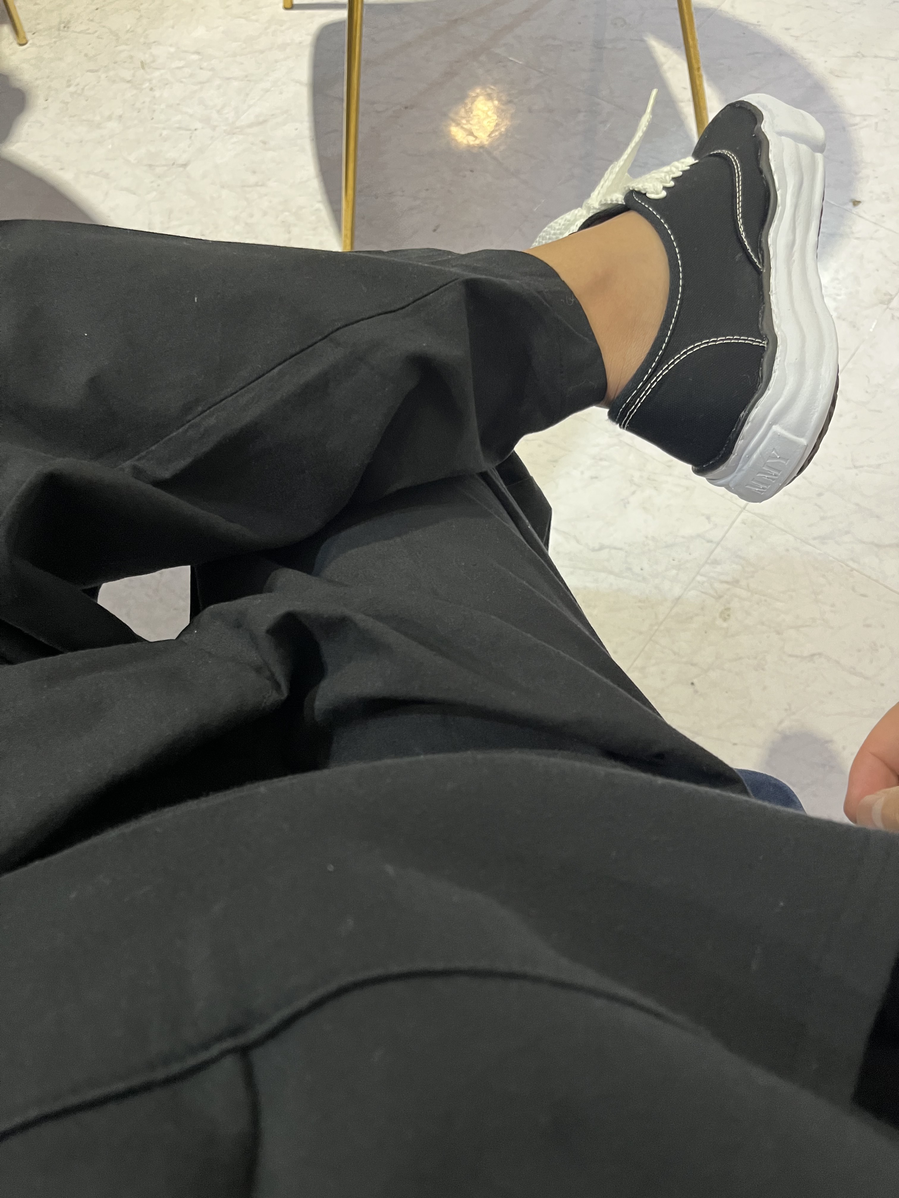 Maison Mihara Yasuhiro Baker OG Sole Canvas Low Cut Sneakers Black 착용 스타일 - 1