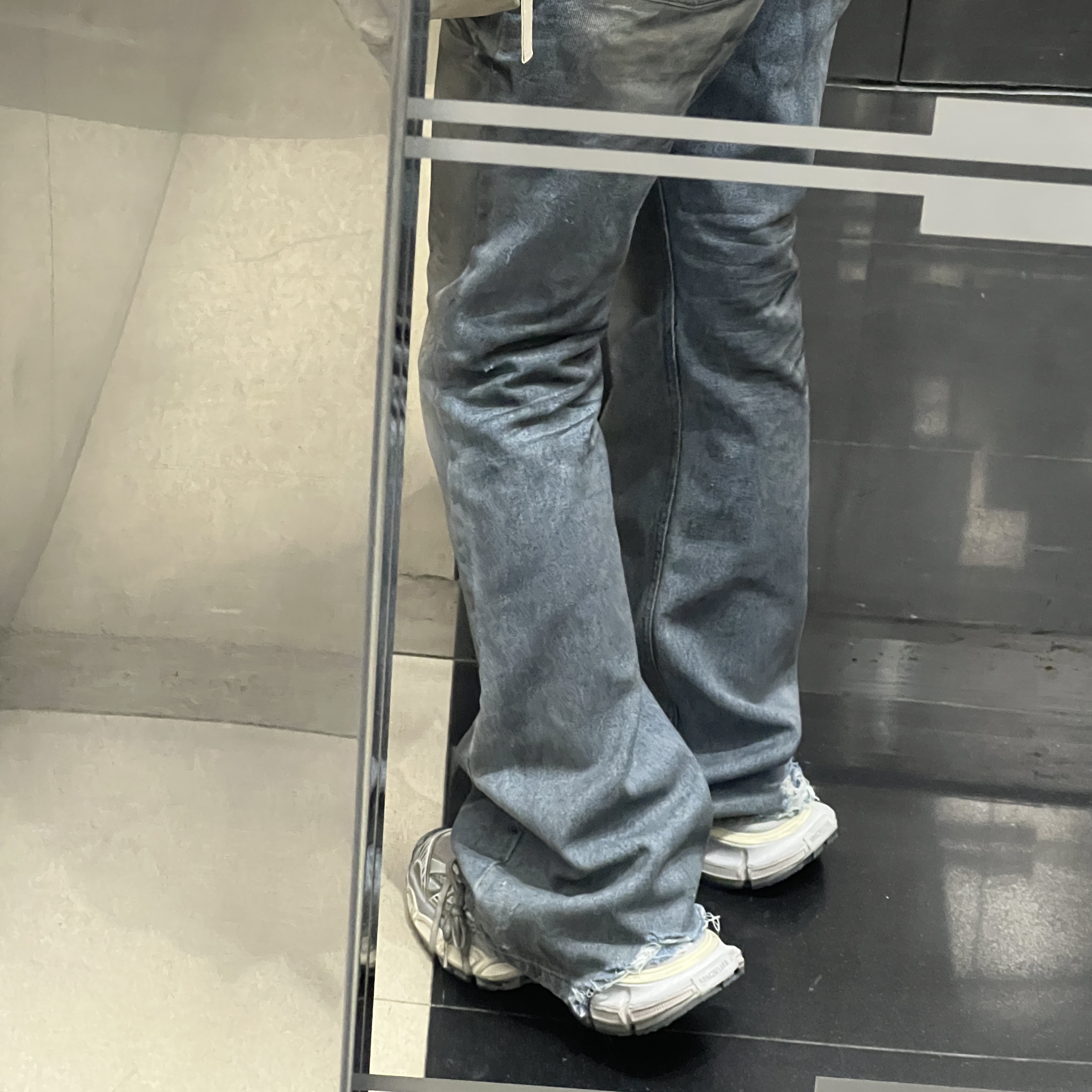 Project G/R Flare Jeans Blue, Balenciaga 3XL Sneakers Light Beige 착용 스타일 - 3