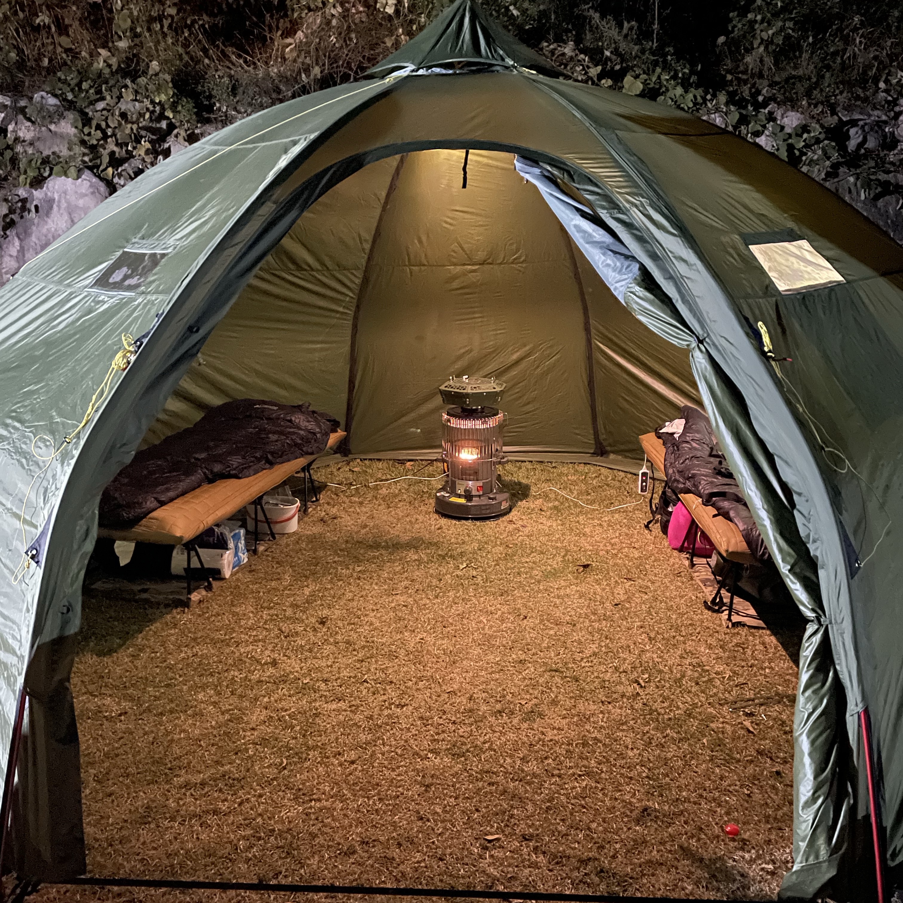 Helsport Varanger Dome 8-10 Outer Tent (With Pole), Helinox Cot One Convertible Black (Without Legs) 착용 스타일 - 1