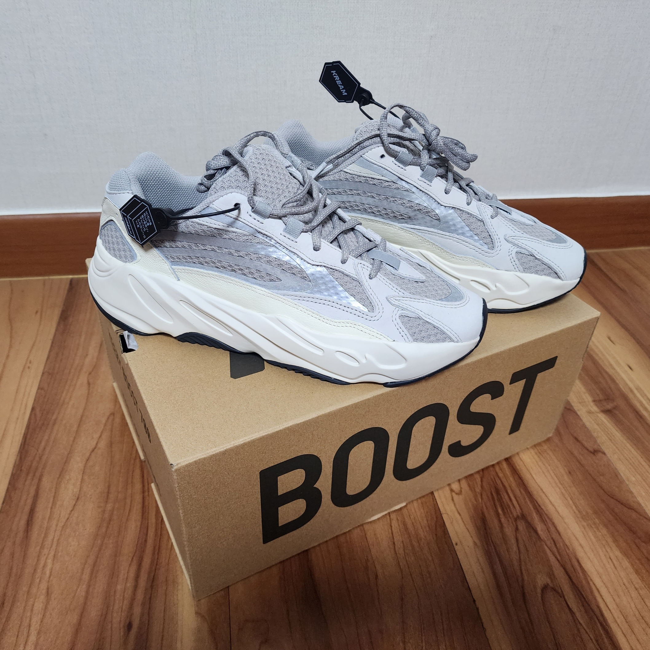 Adidas Yeezy Boost 700 V2 Static 2022 착용 스타일
