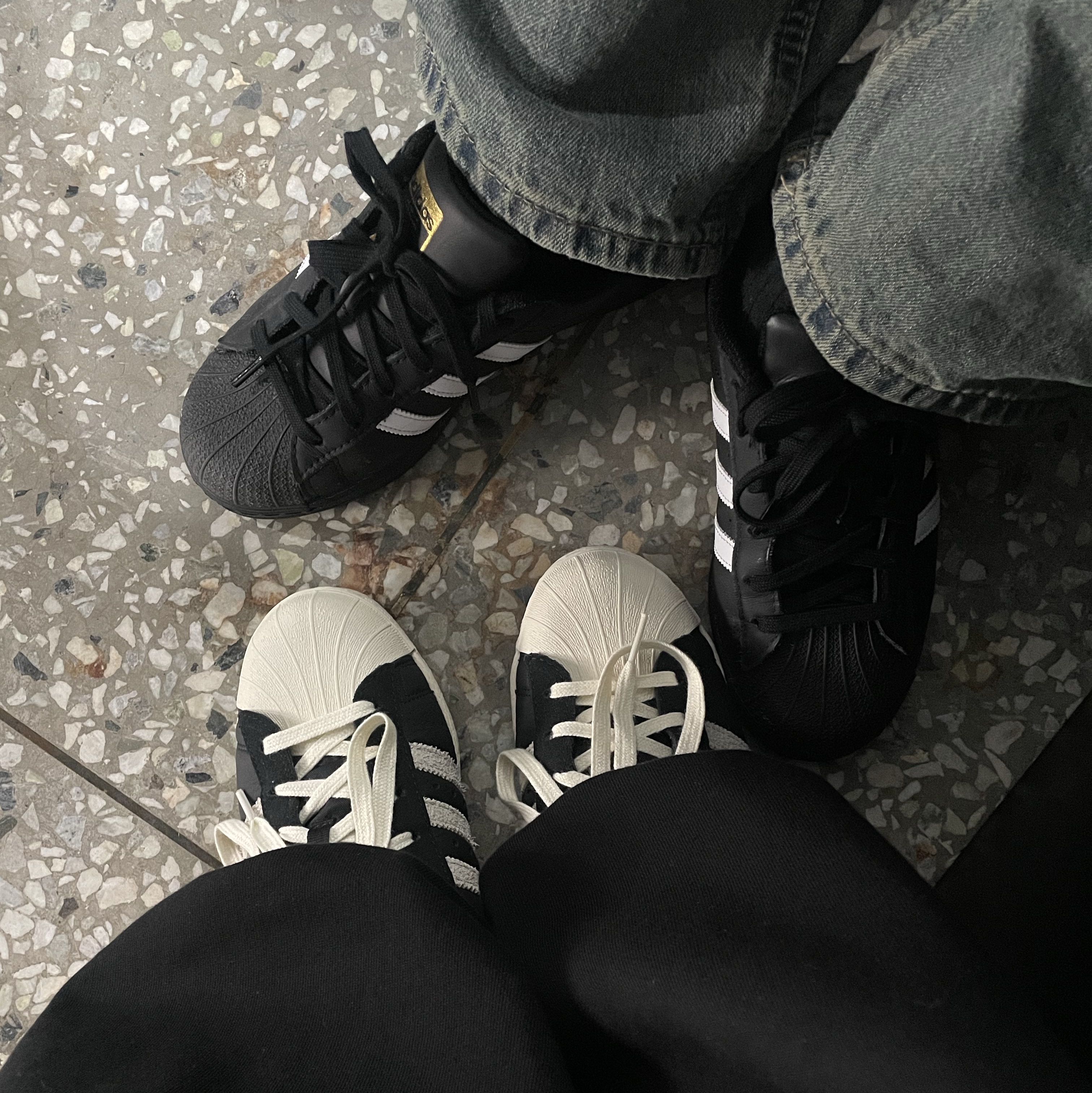 Adidas Superstar 82 Black White, Sou Sou Canvas Soft Gamaguchi Bag Large Black (with 110cm Black Leather Strap) 착용 스타일 - 2
