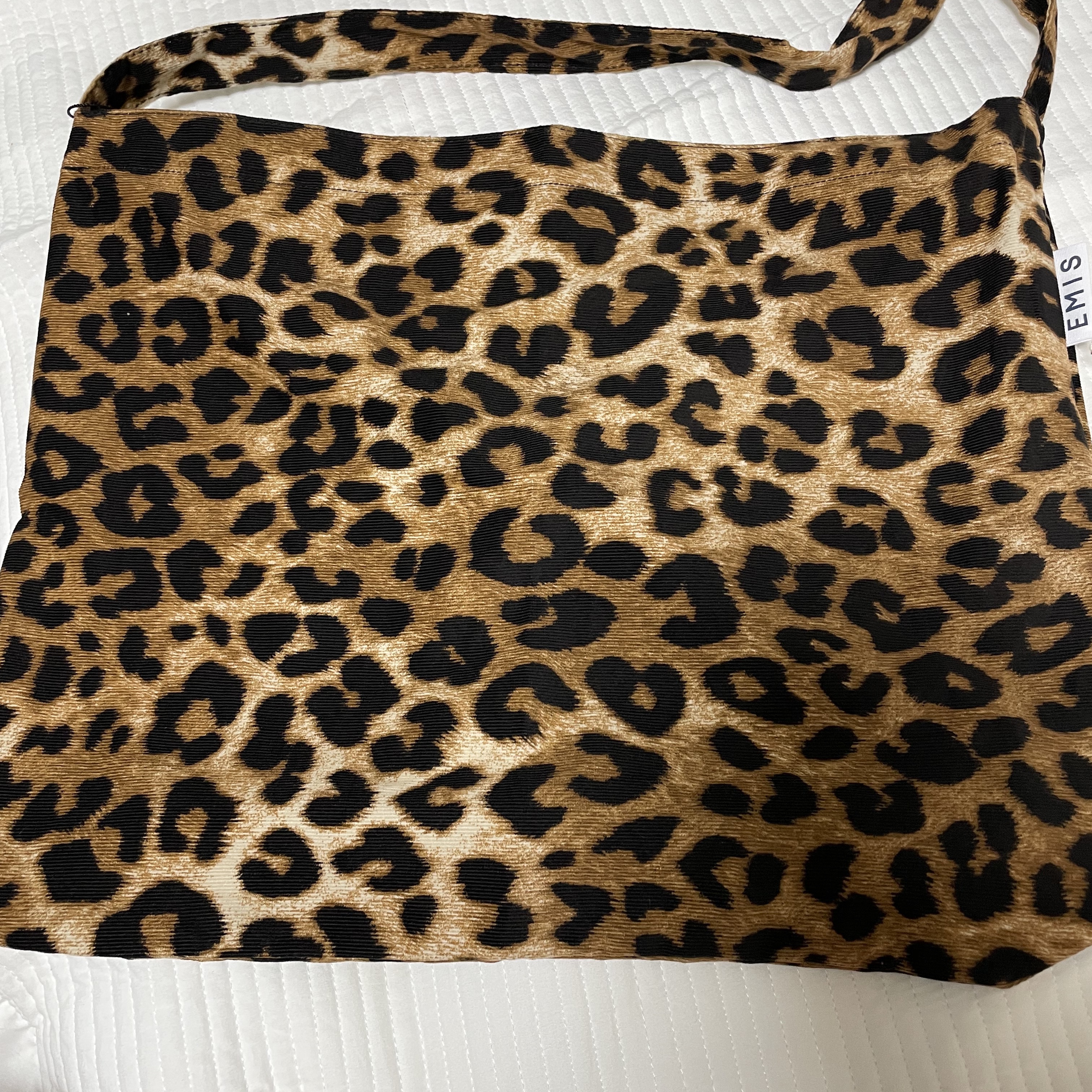 Emis New Leopard Corduroy Eco Bag Beige 착용 스타일