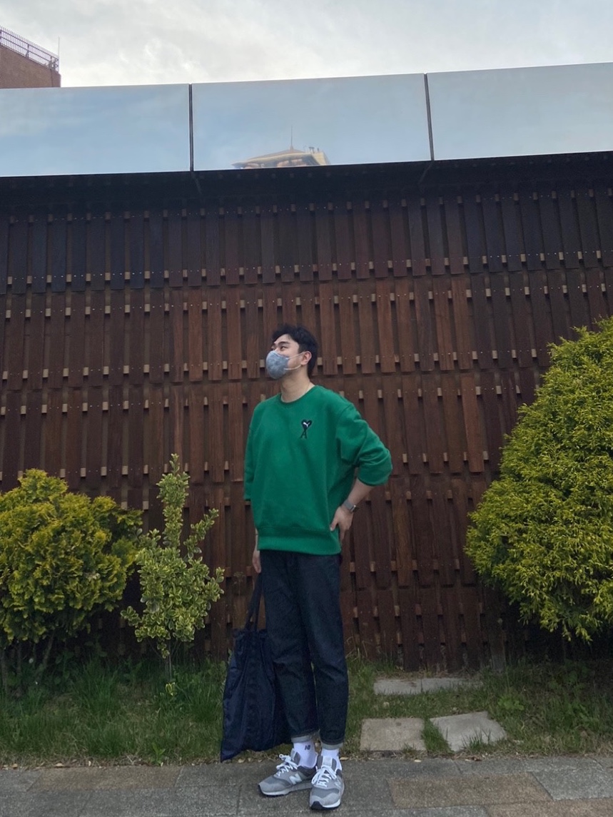 New Balance x J.Crew 997 Made in USA Gray, Puma x AMI Crewneck Sweatshirt Verdant Green 착용 스타일