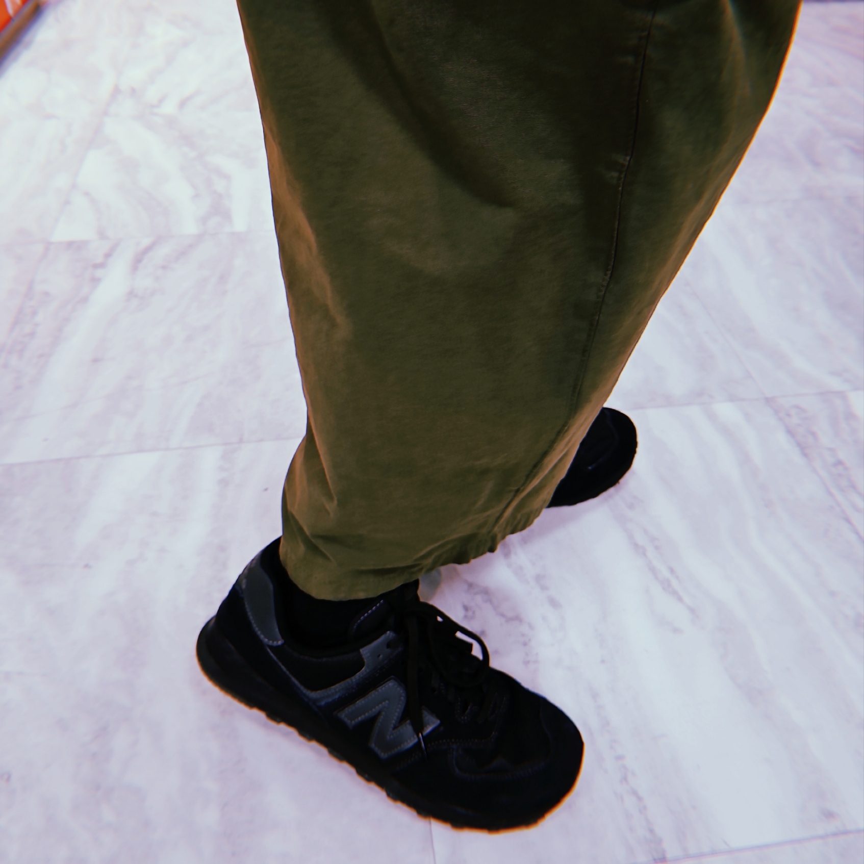 New Balance 574 Triple Black - D Standard 착용 스타일 - 3