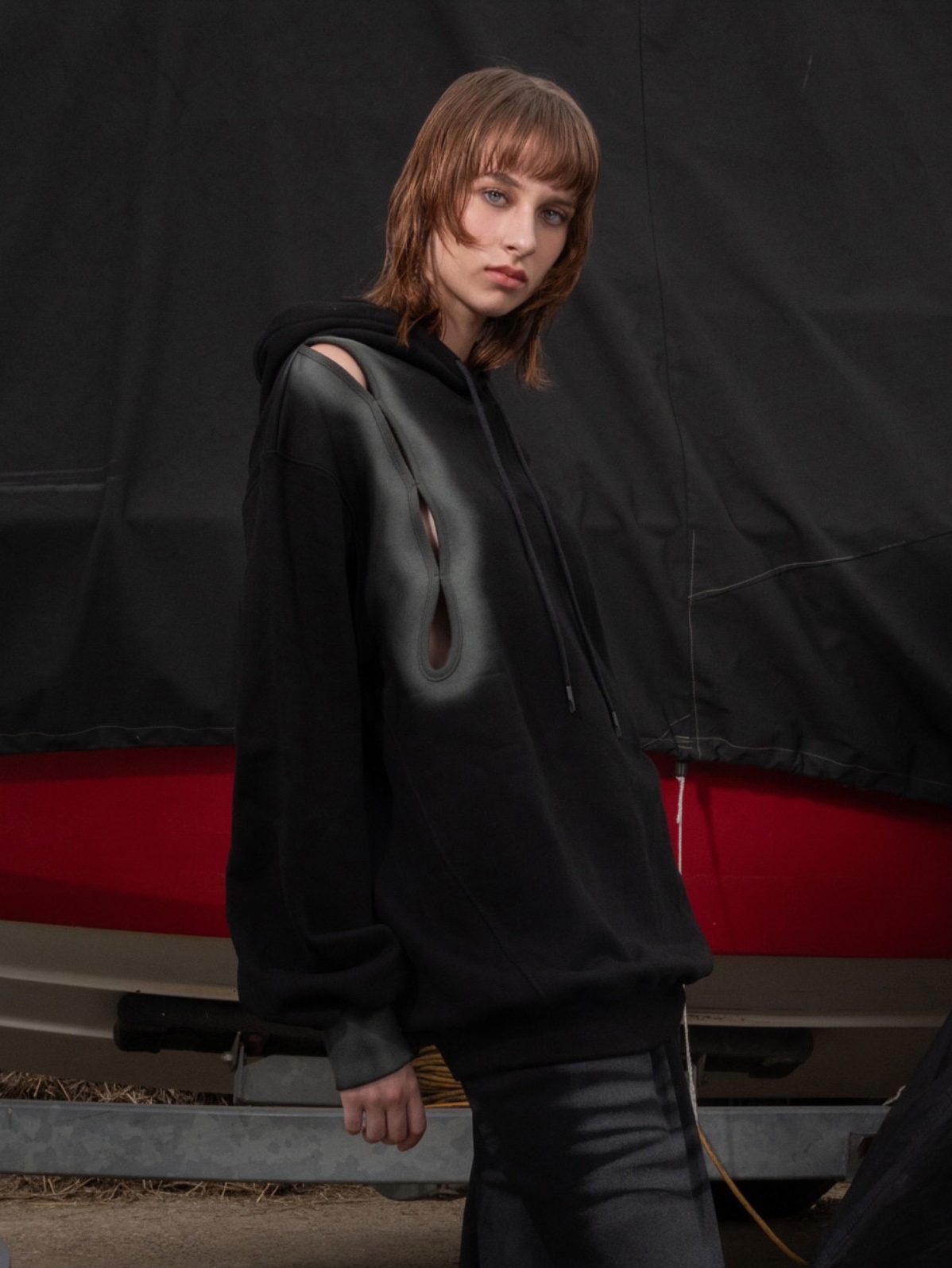 Kyo Airbrush Cutout Loop Hoody Black 착용 스타일