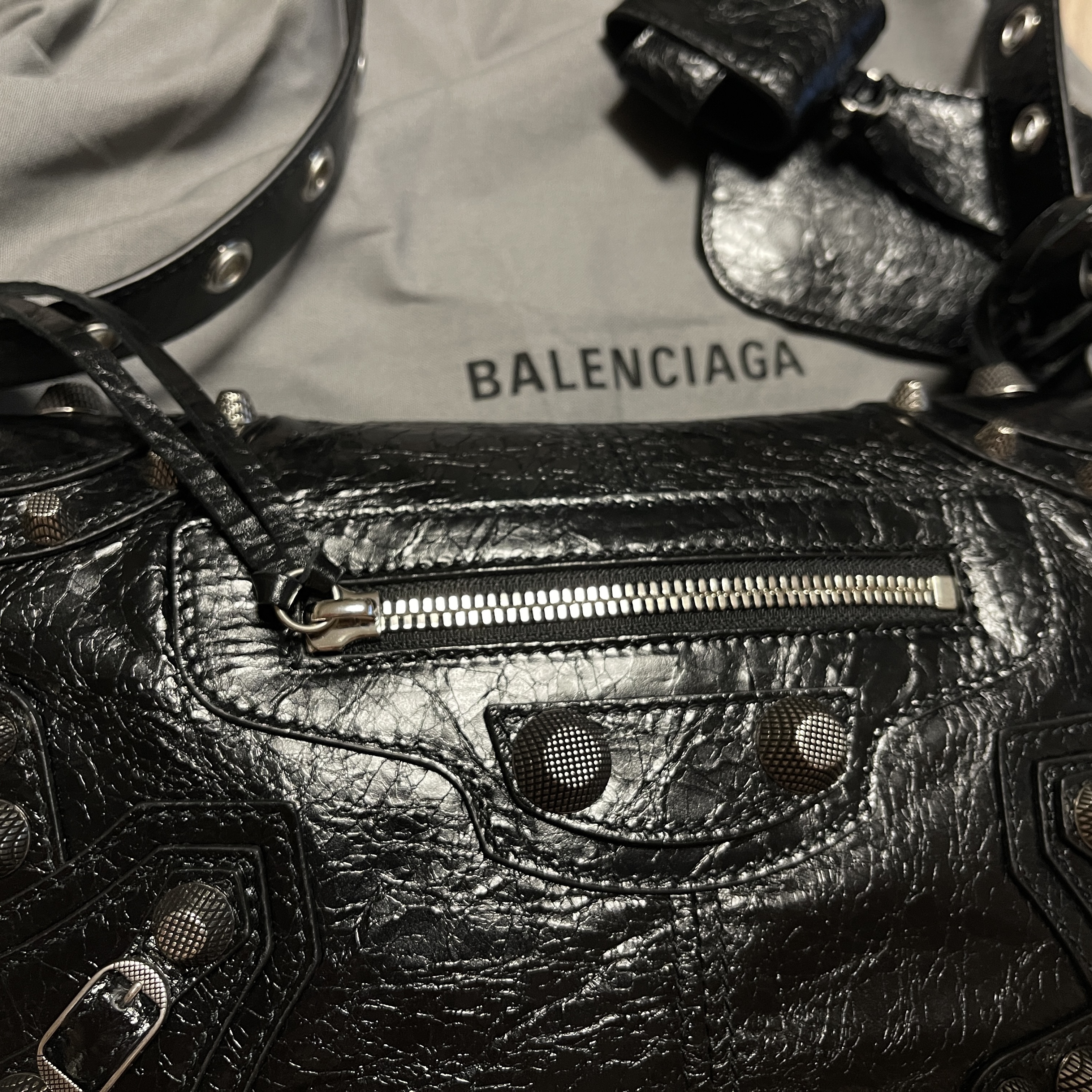 Balenciaga Arena Lambskin Aged Silver Hardware Le Cagole XS Flap Bag Black 착용 스타일