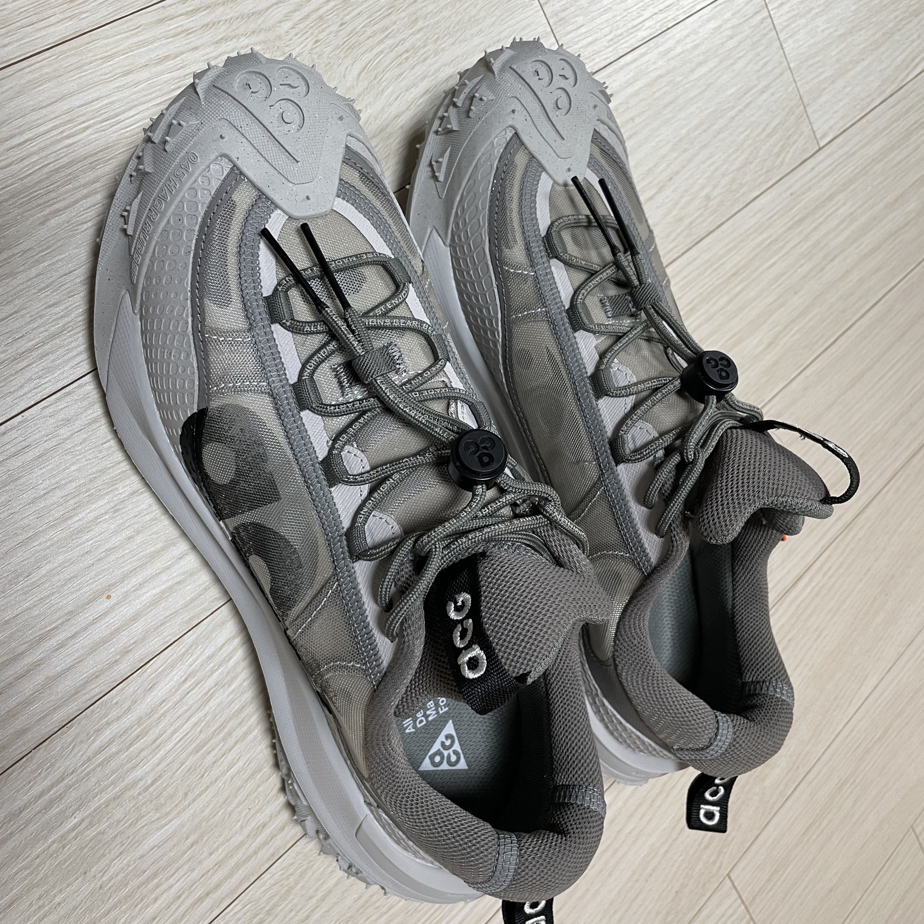 Nike ACG Mountain Fly 2 Low Light Iron Ore Black 착용 스타일