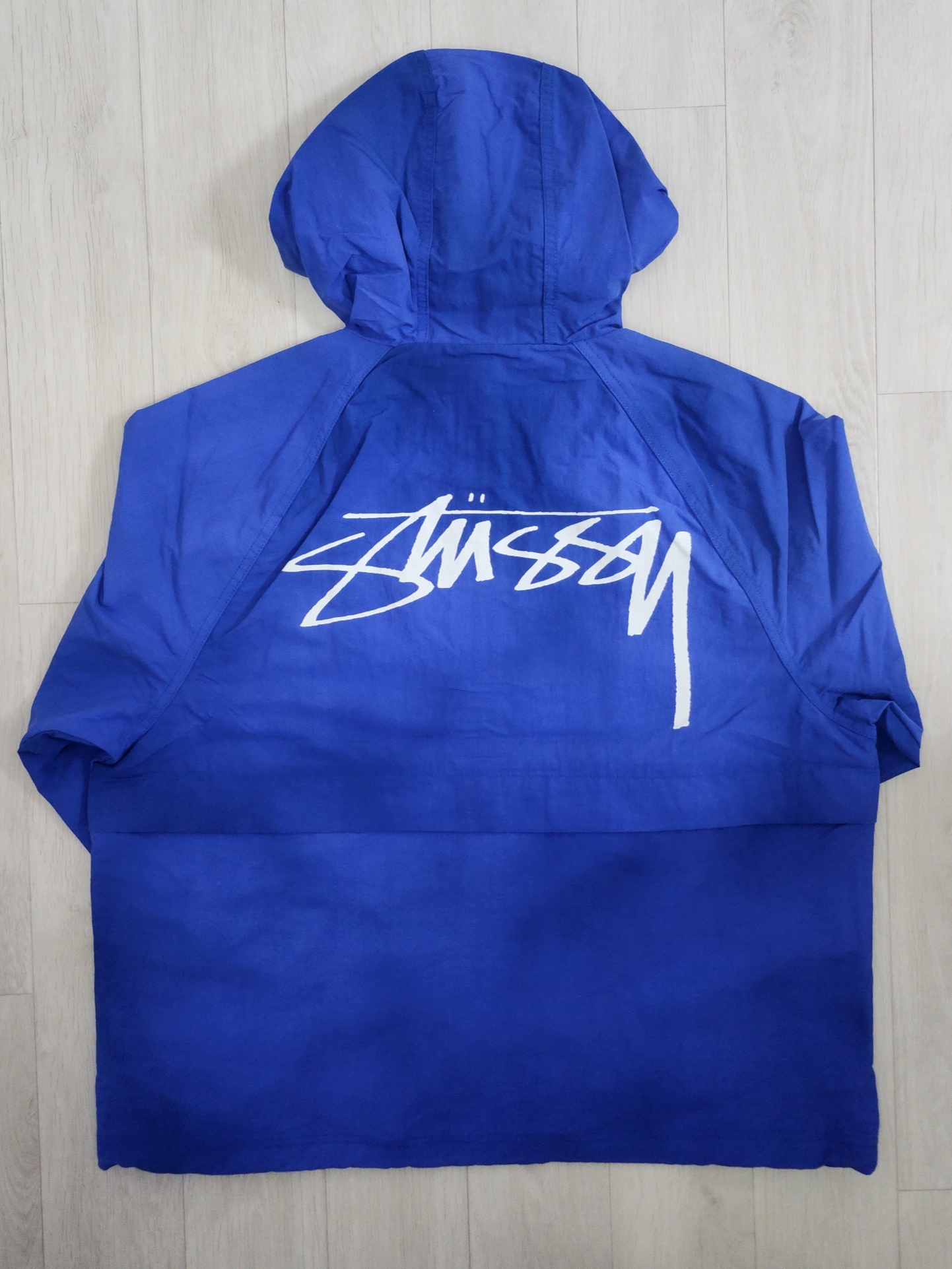 Stussy Wave Dye Beach Shell Jacket Ultramarine 착용 스타일 - 2