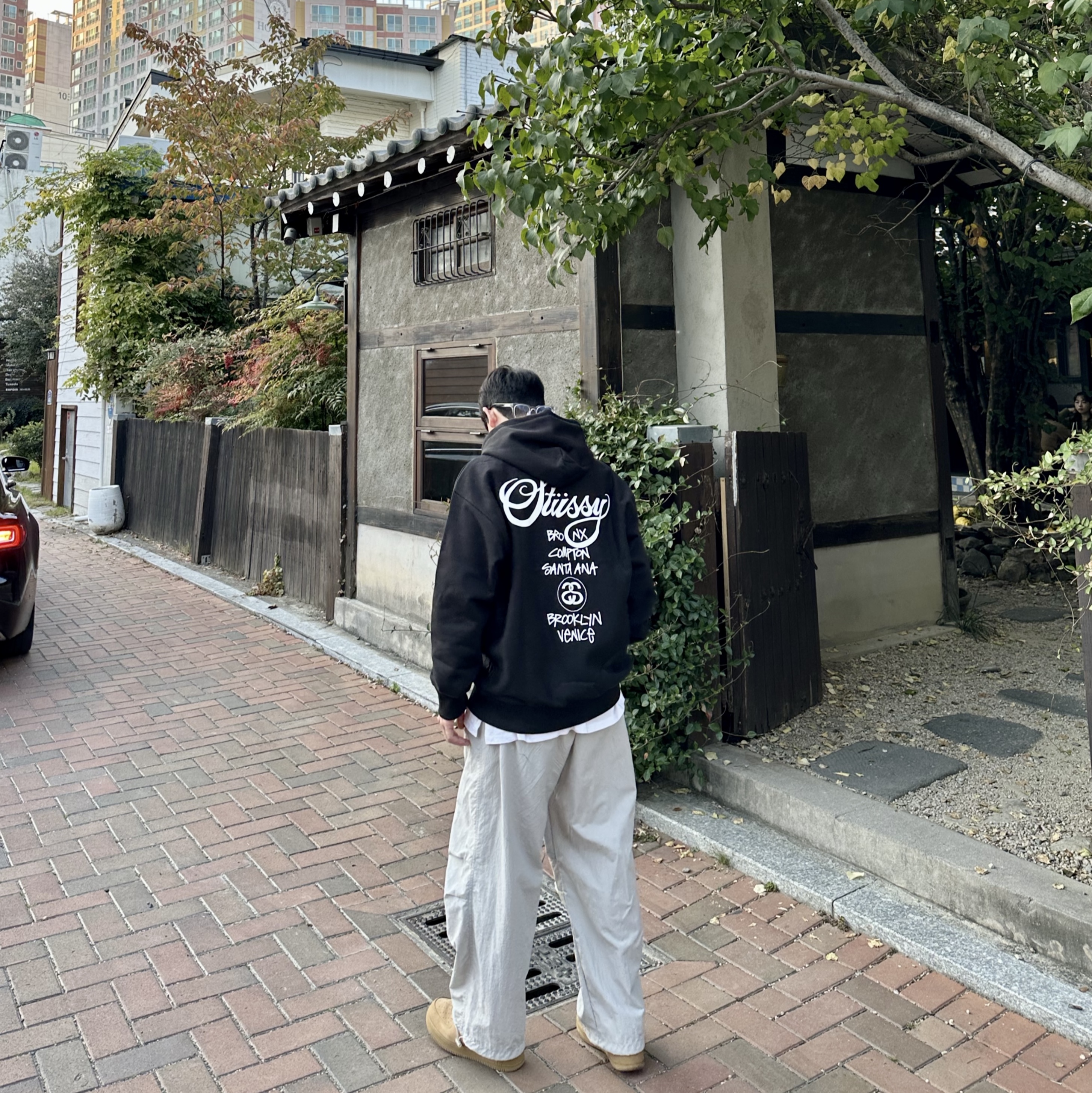 Stussy World Tour Hoodie Black 2023, Nike x Supreme Air Force 1 Low Flax 착용 스타일