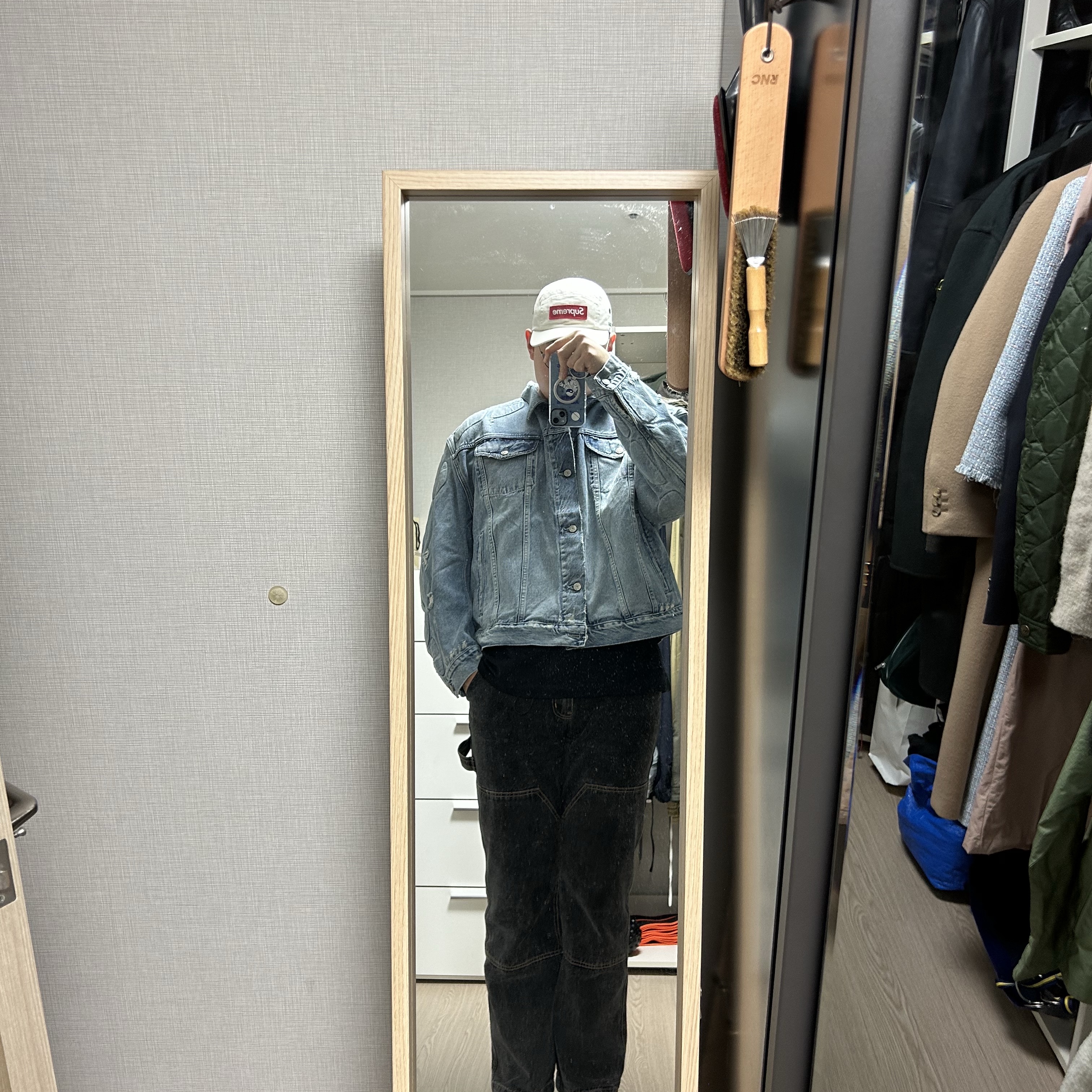 Yeezy Gap Engineered By Balenciaga Padded Denim Jacket Blue 착용 스타일 - 2