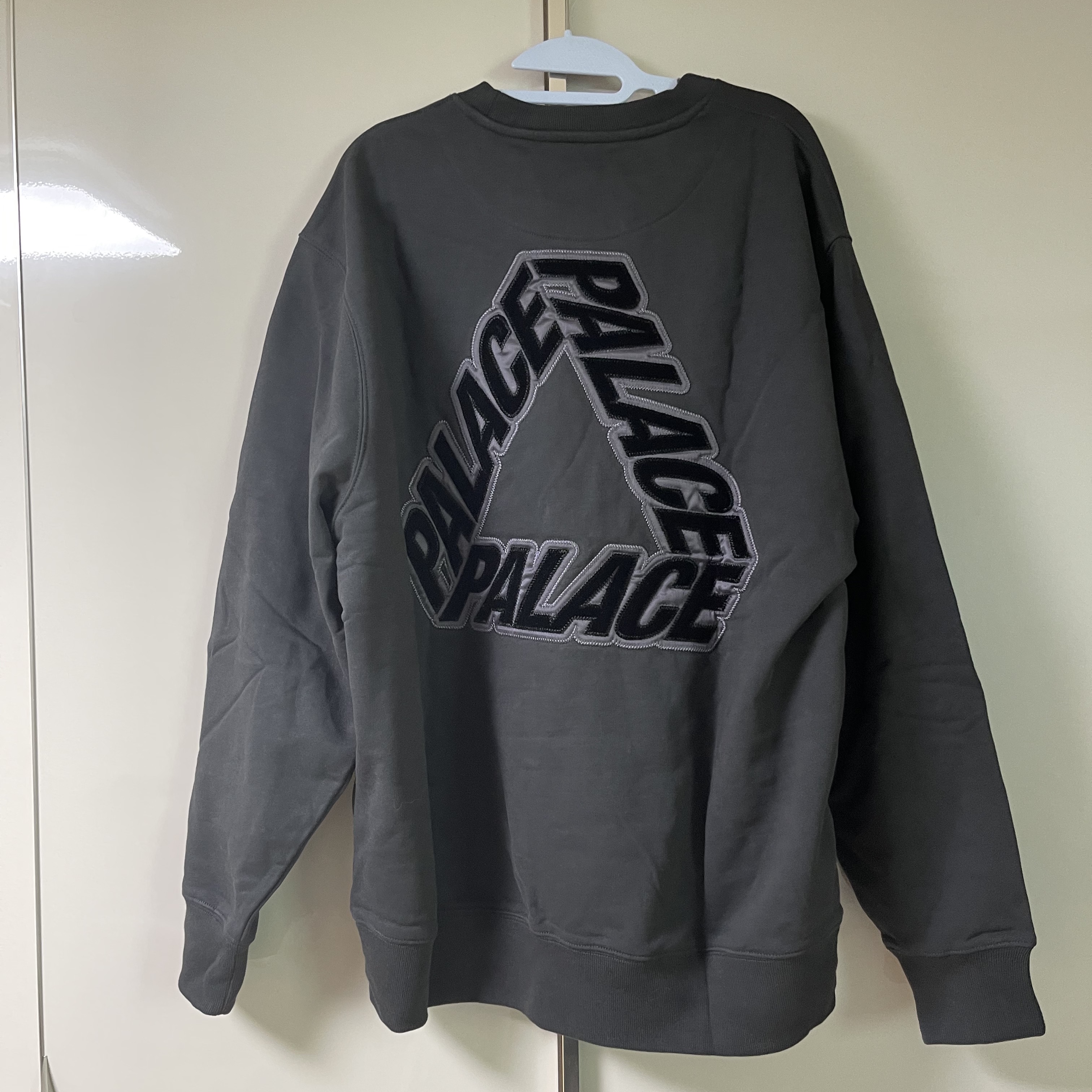 Palace P-3 Applique Crew Black - 22FW 착용 스타일