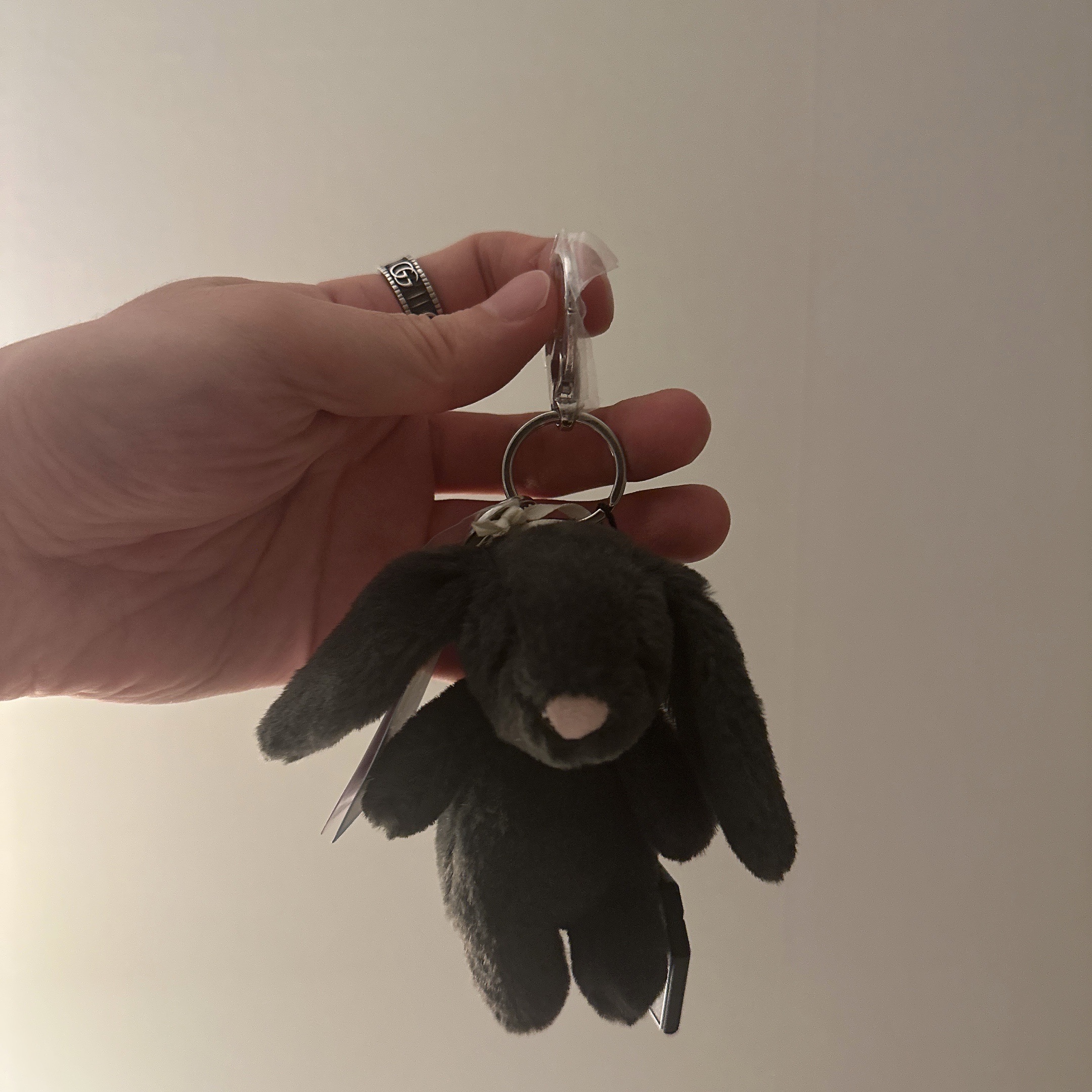 Jellycat Bashful Bunny Bag Charm Ink 착용 스타일