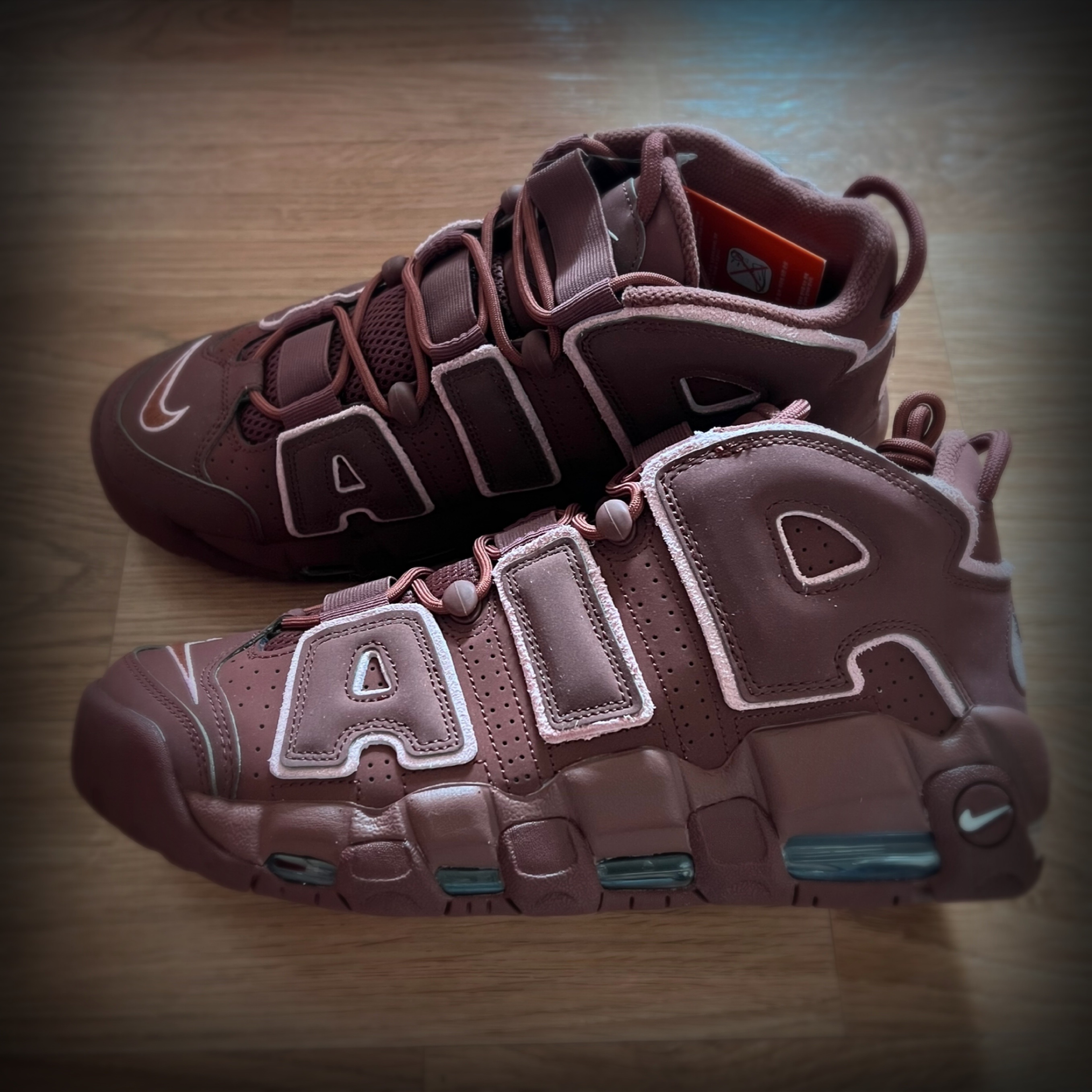 Nike Air More Uptempo 96 Dark Pony and Soft Pink 착용 스타일 - 1