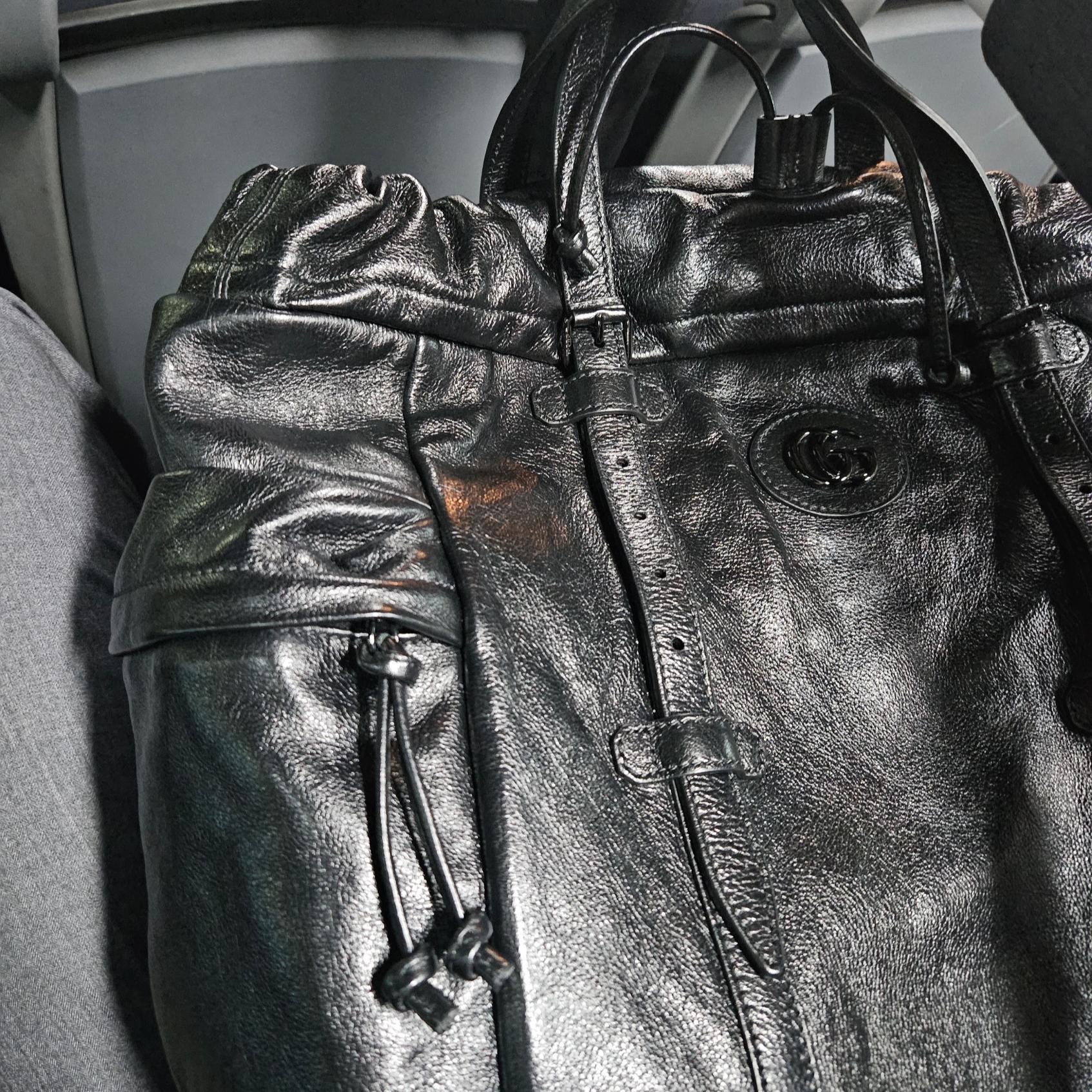 Gucci Drawstring Tote Bag with Tonal Double G Black Leather 착용 스타일