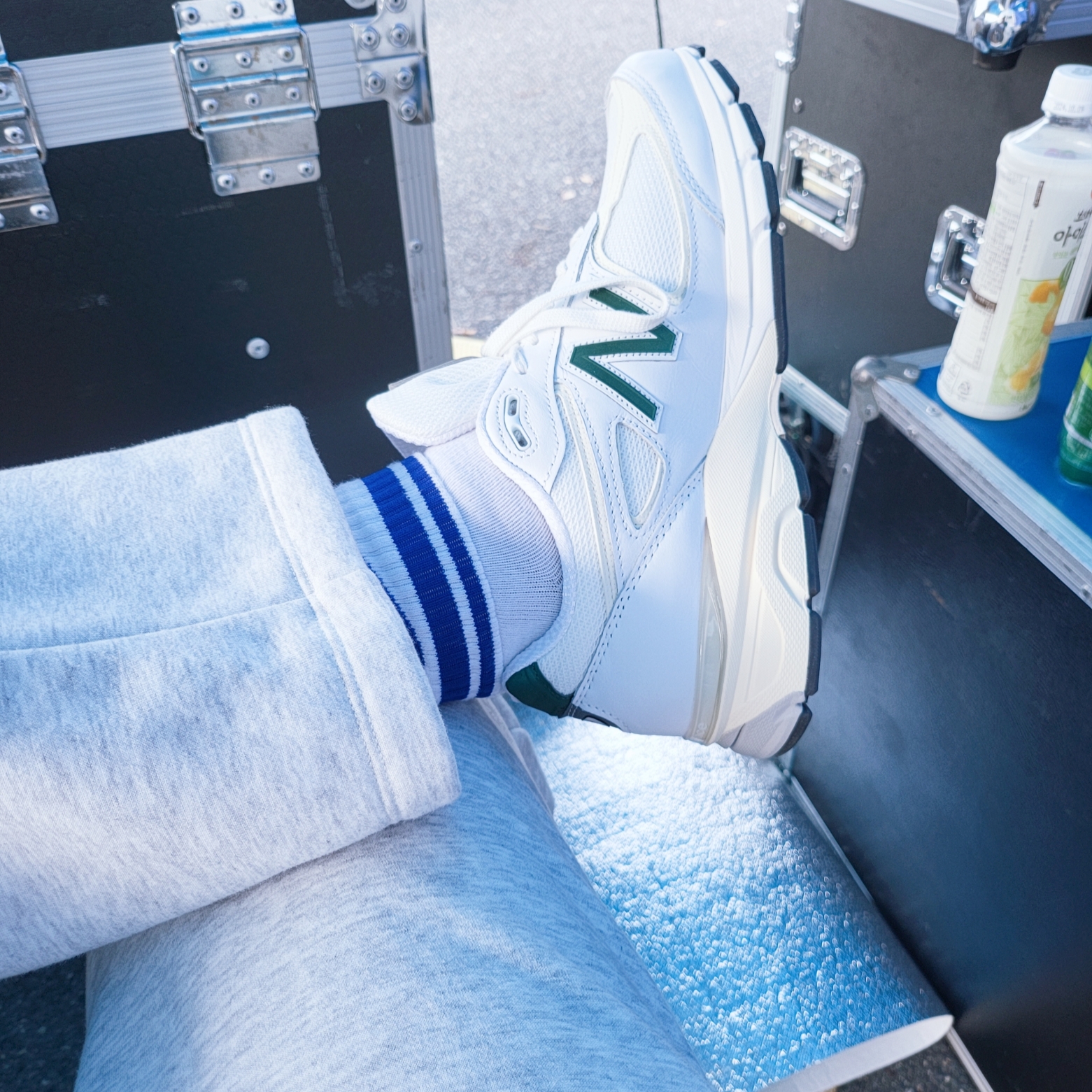 New Balance 990v4 Made in USA White Green 착용 스타일 - 3