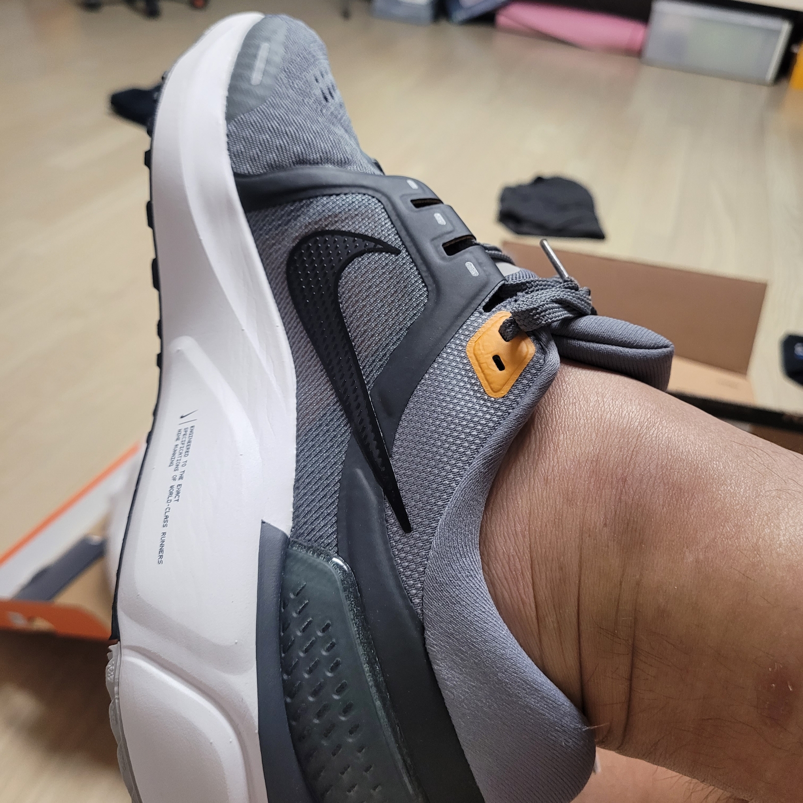 Nike Air Zoom Vomero 16 Cool Grey 착용 스타일