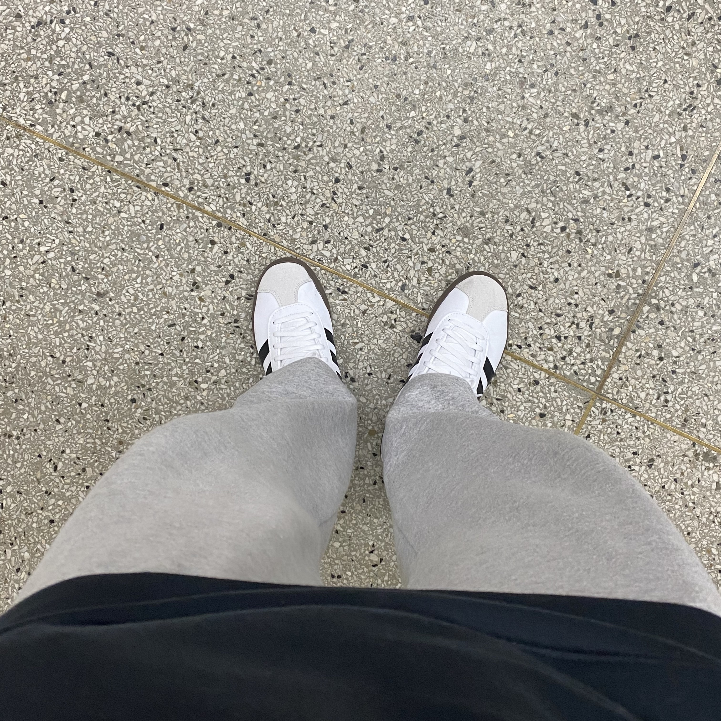 Adidas VL Court Base Cloud White Core Black 착용 스타일