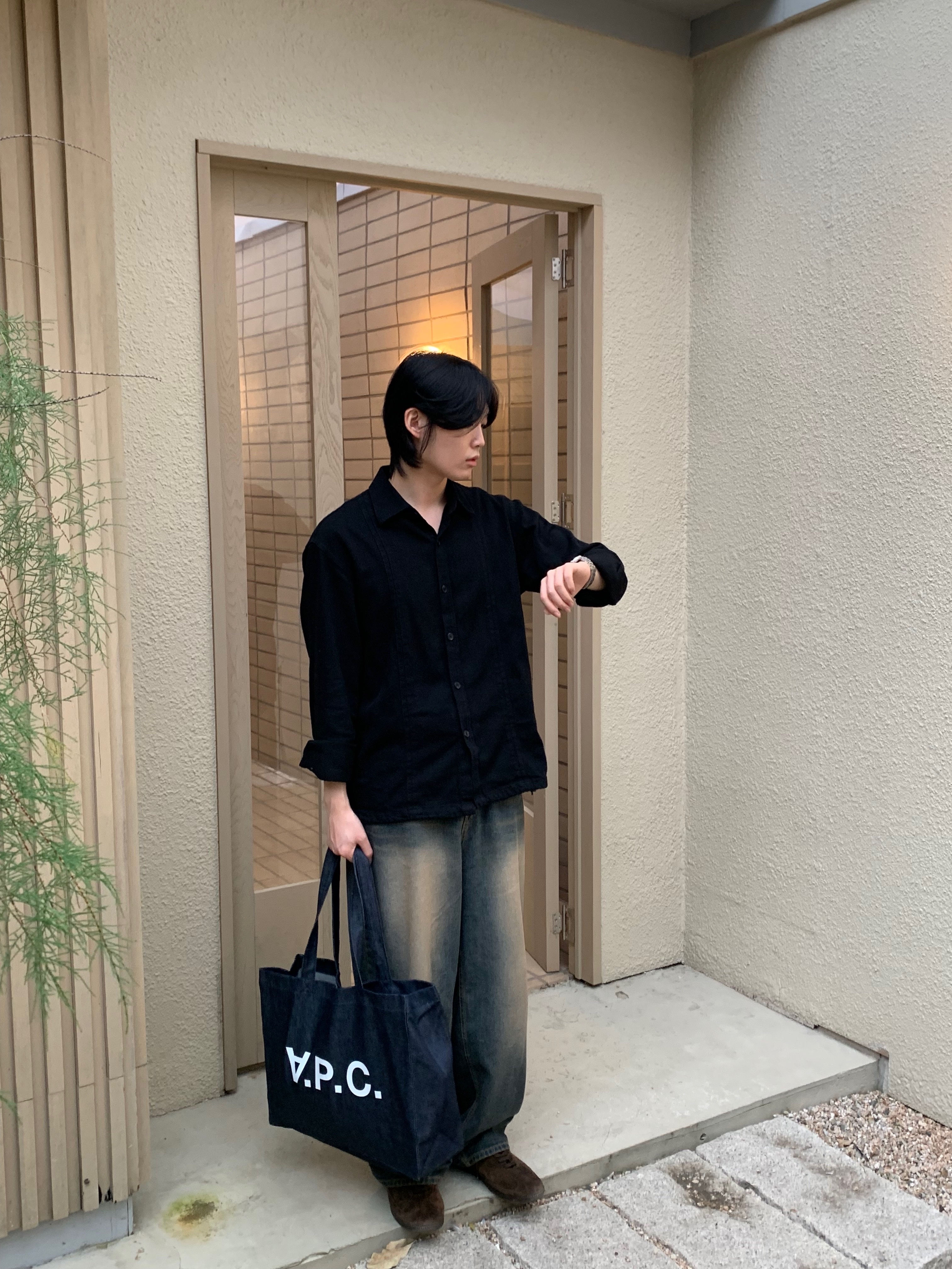 A.P.C. Daniela Shopping Bag Indigo 착용 스타일 - 2