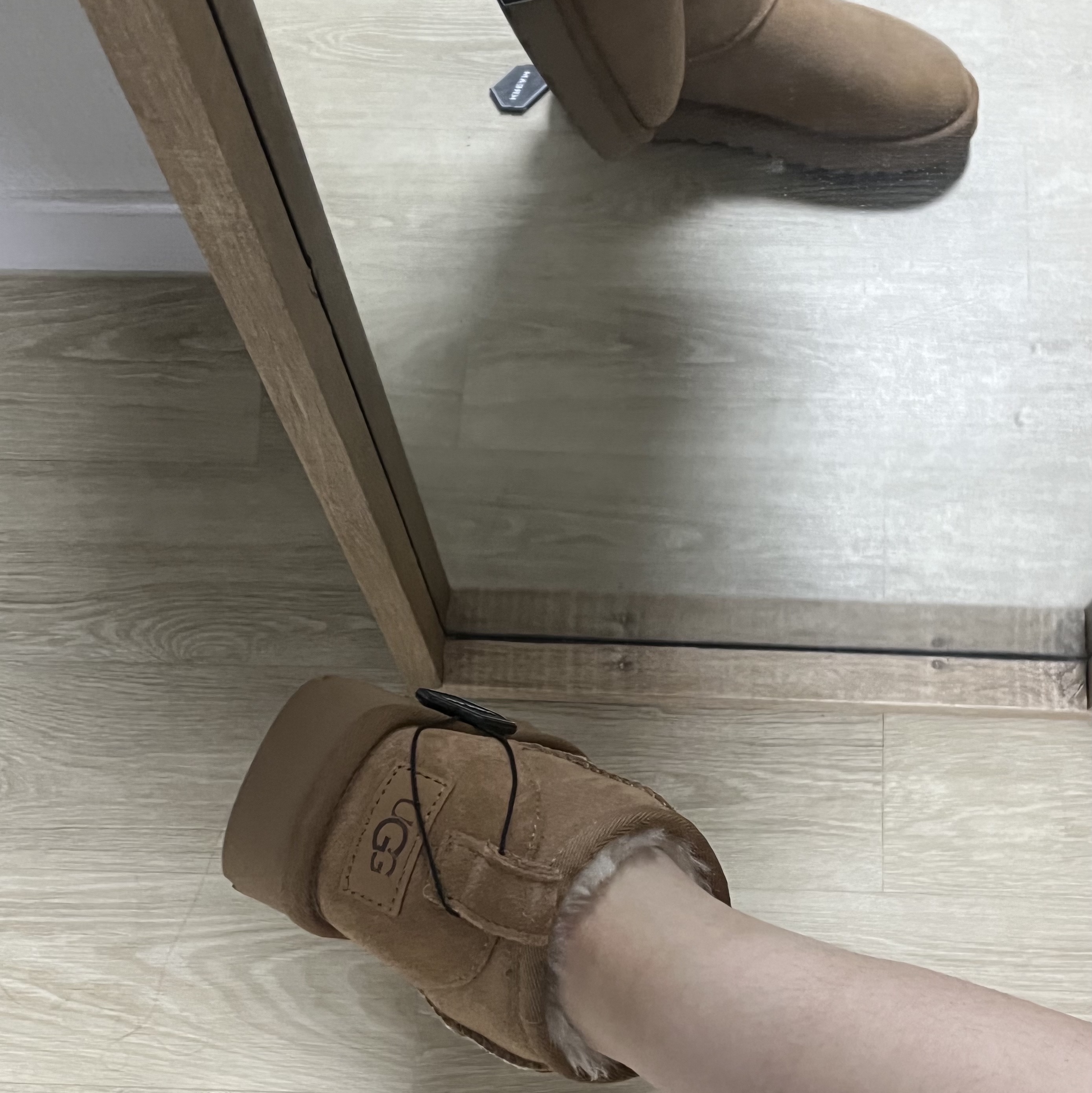 (W) UGG Classic Ultra Mini Boots Chestnut 착용 스타일 - 3