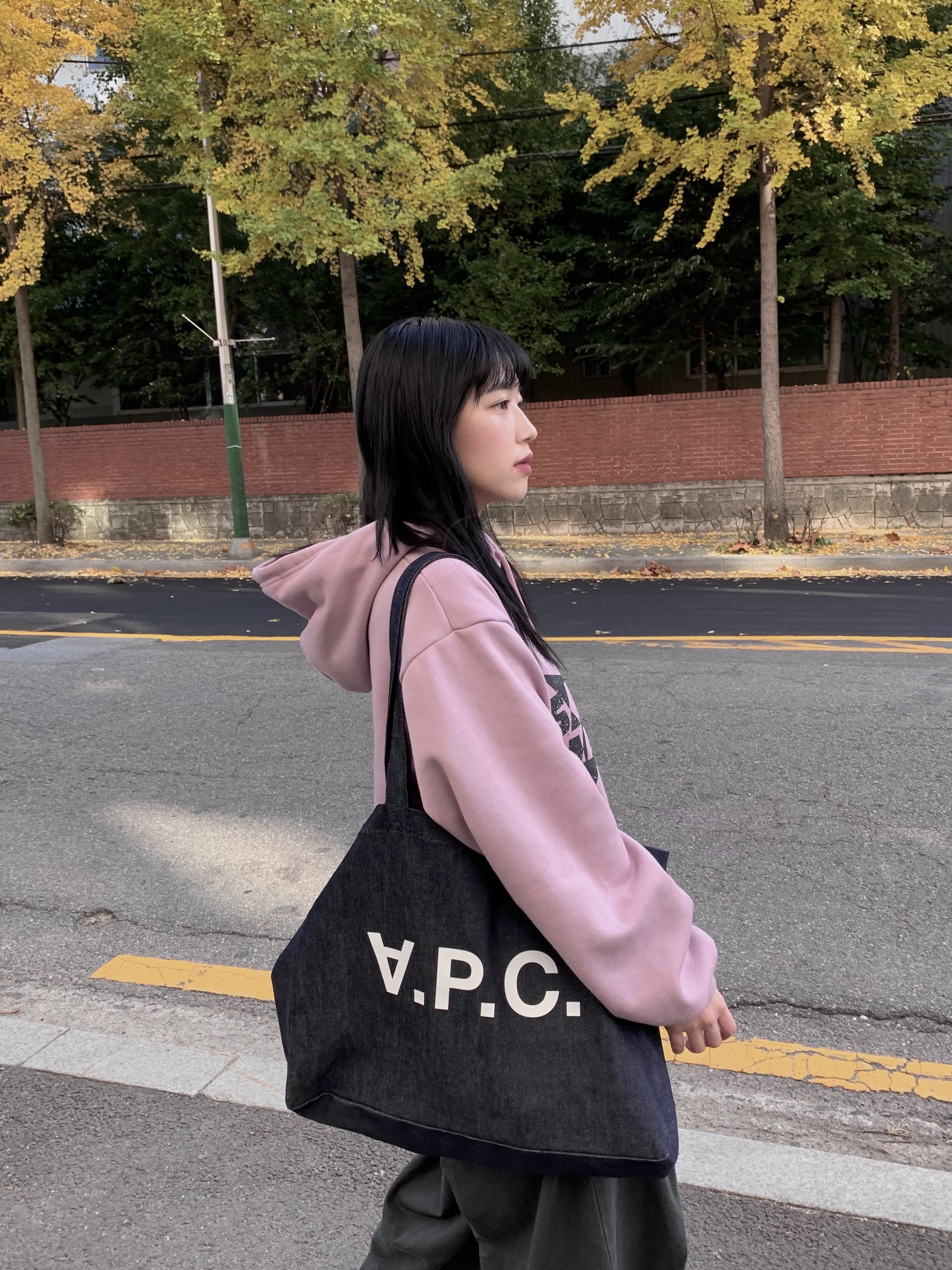 A.P.C. Daniela Shopping Bag Indigo 착용 스타일 - 1