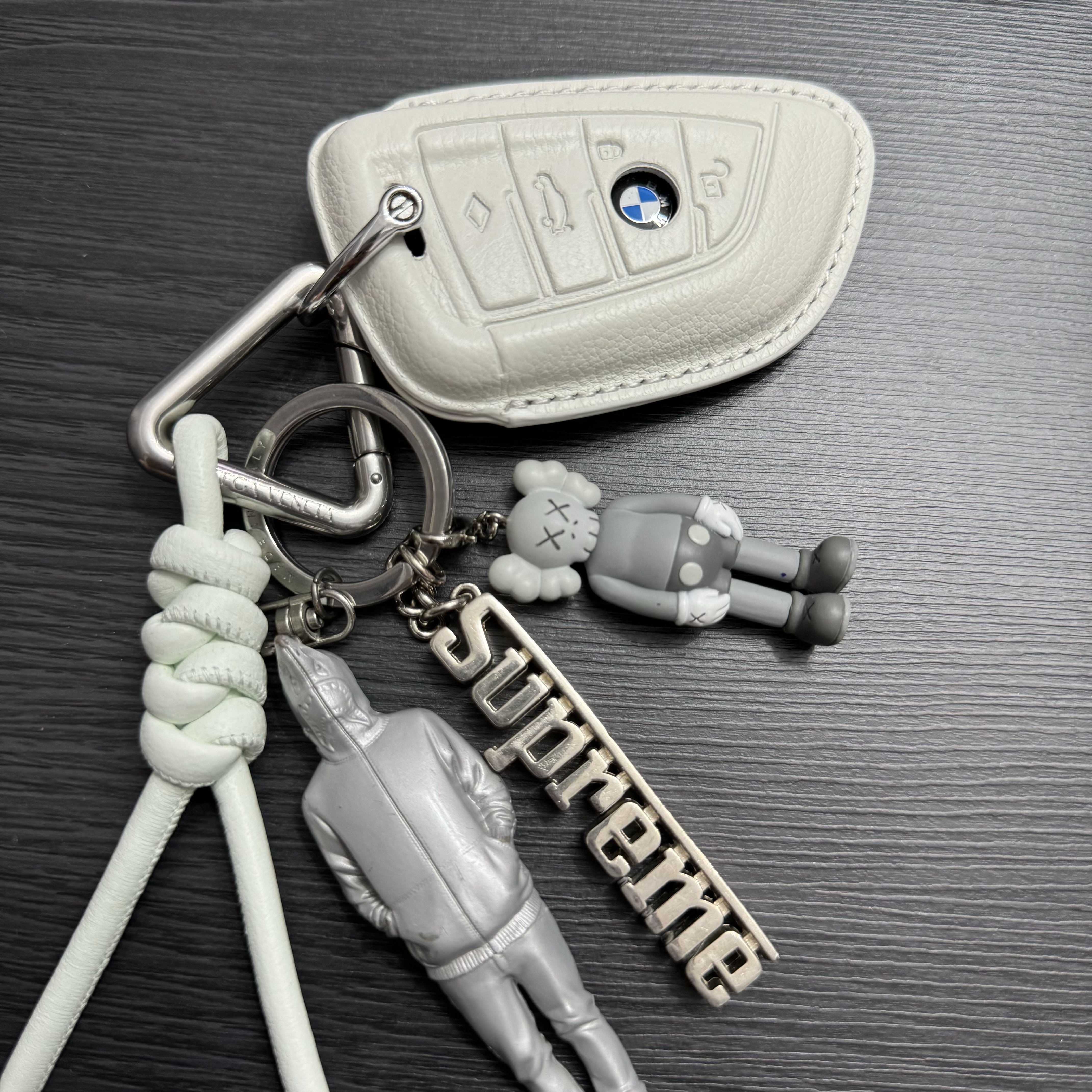Kaws Tokyo First Companion Keychain Grey, Bottega Veneta Triangle Keyring Glacier 착용 스타일