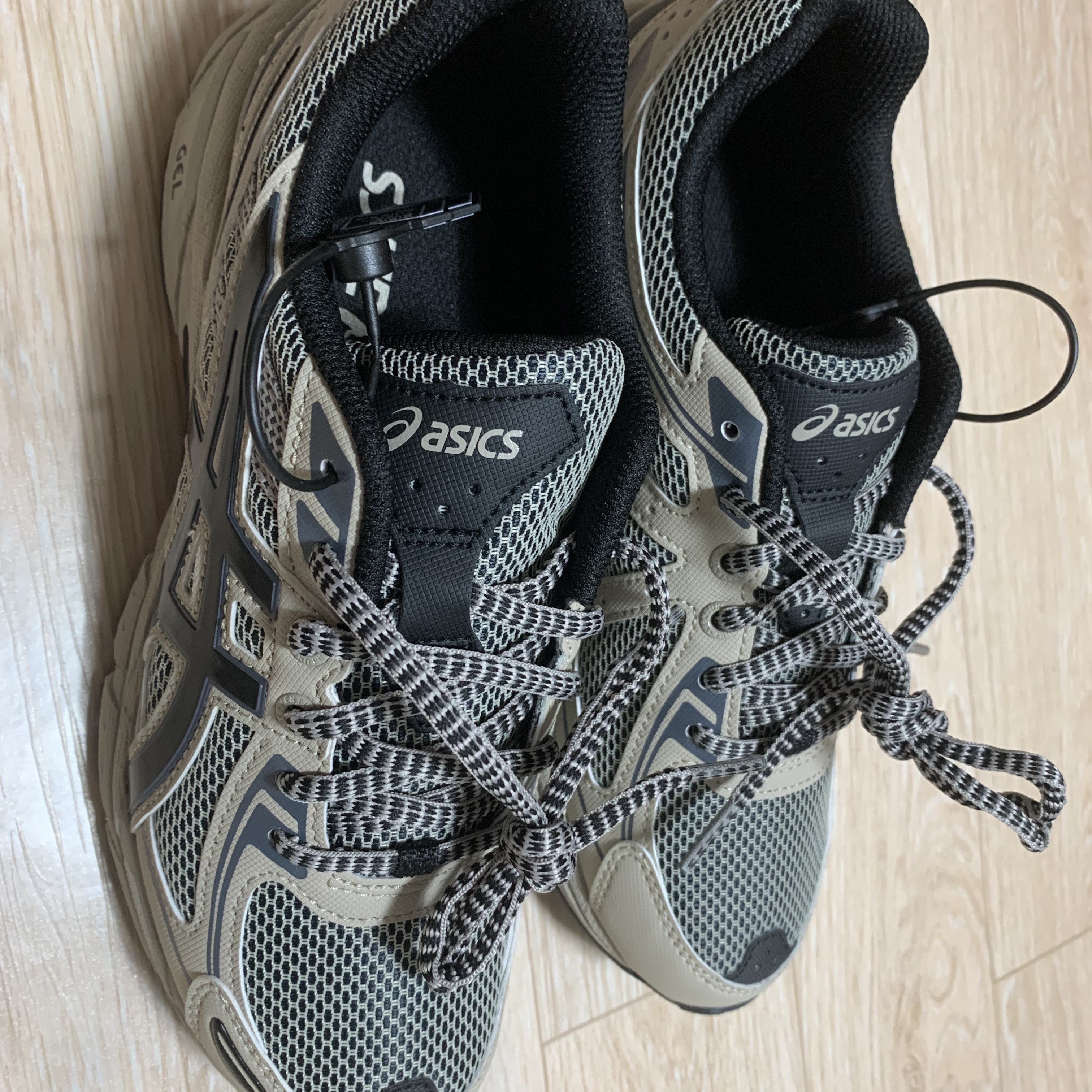 Asics Gel-Venture 6 Feather Grey Black 착용 스타일 - 1