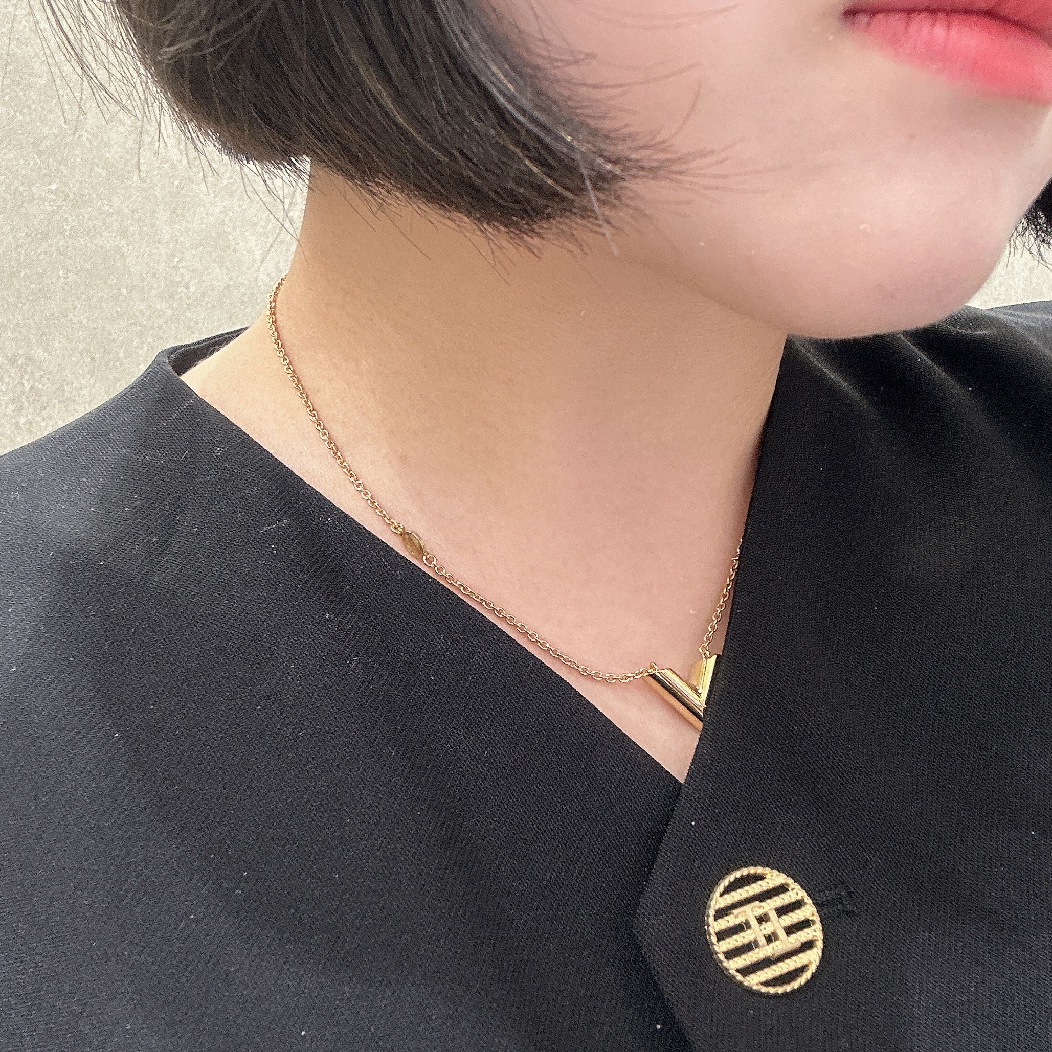 (W) Louis Vuitton Essential V Necklace Gold 착용 스타일