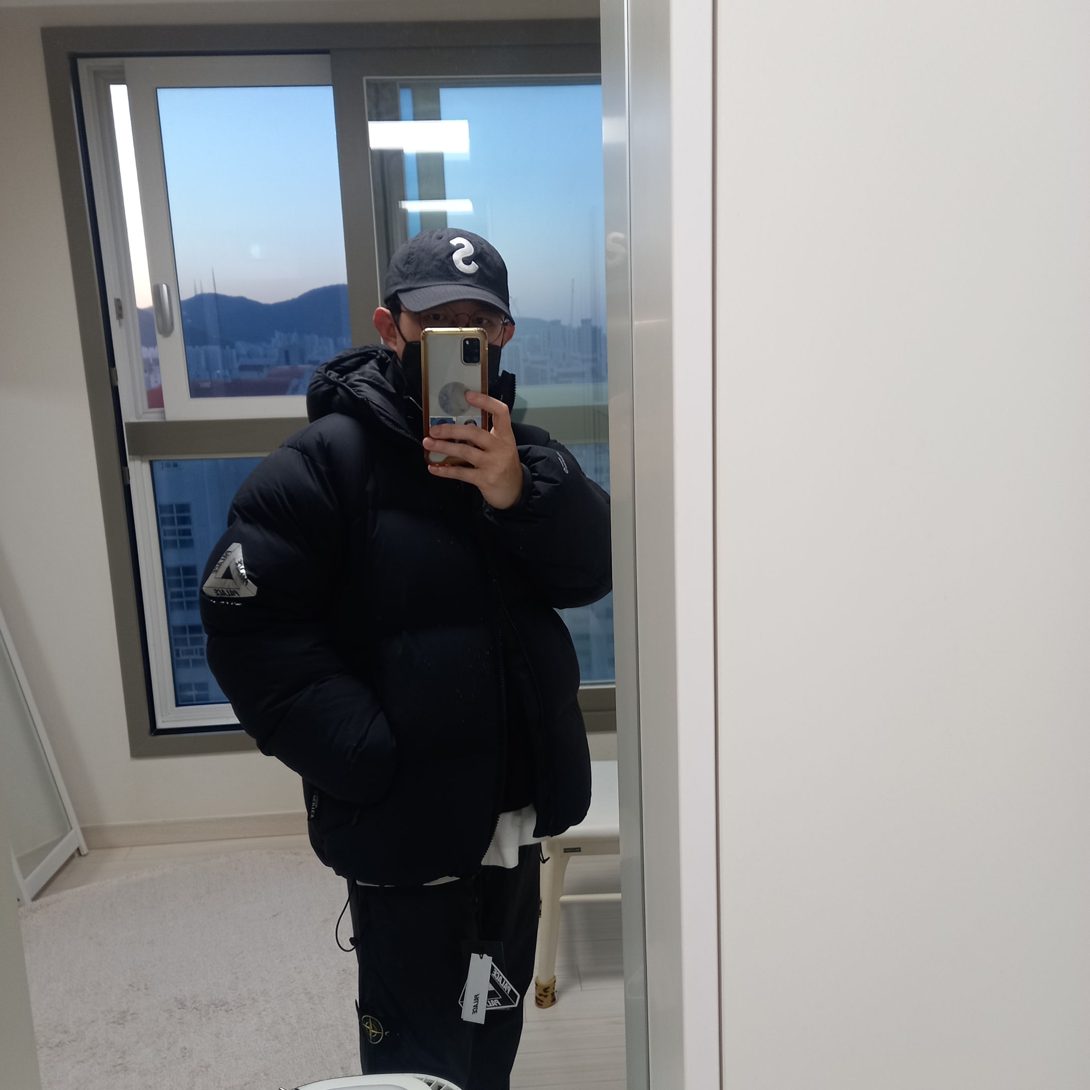 Palace Pertex Matte Balaclava Puffa Black - 23FW, Supreme Cordura Ripstop S Logo 6-Panel Black - 23SS 착용 스타일 - 4