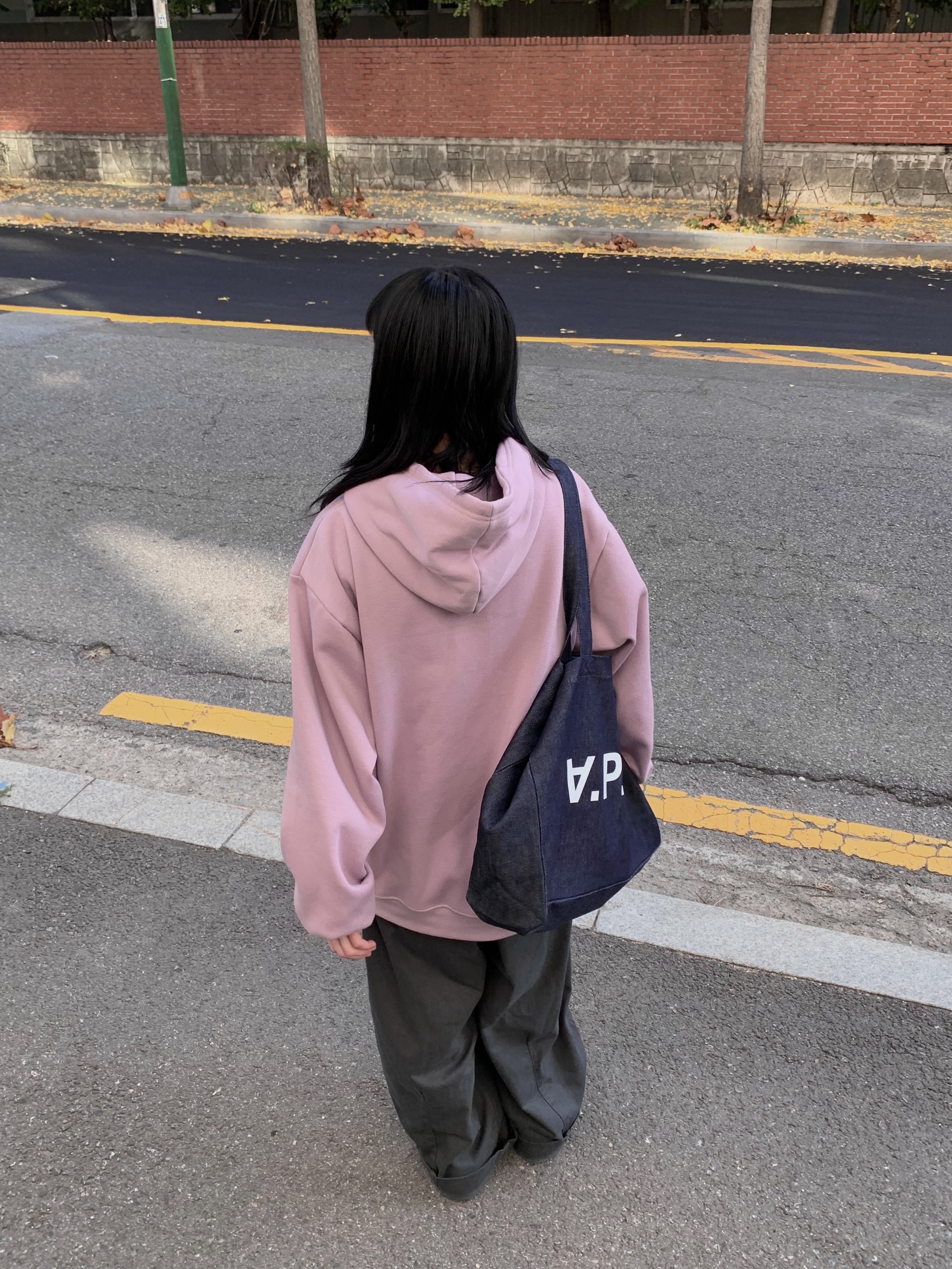 A.P.C. Daniela Shopping Bag Indigo 착용 스타일 - 5