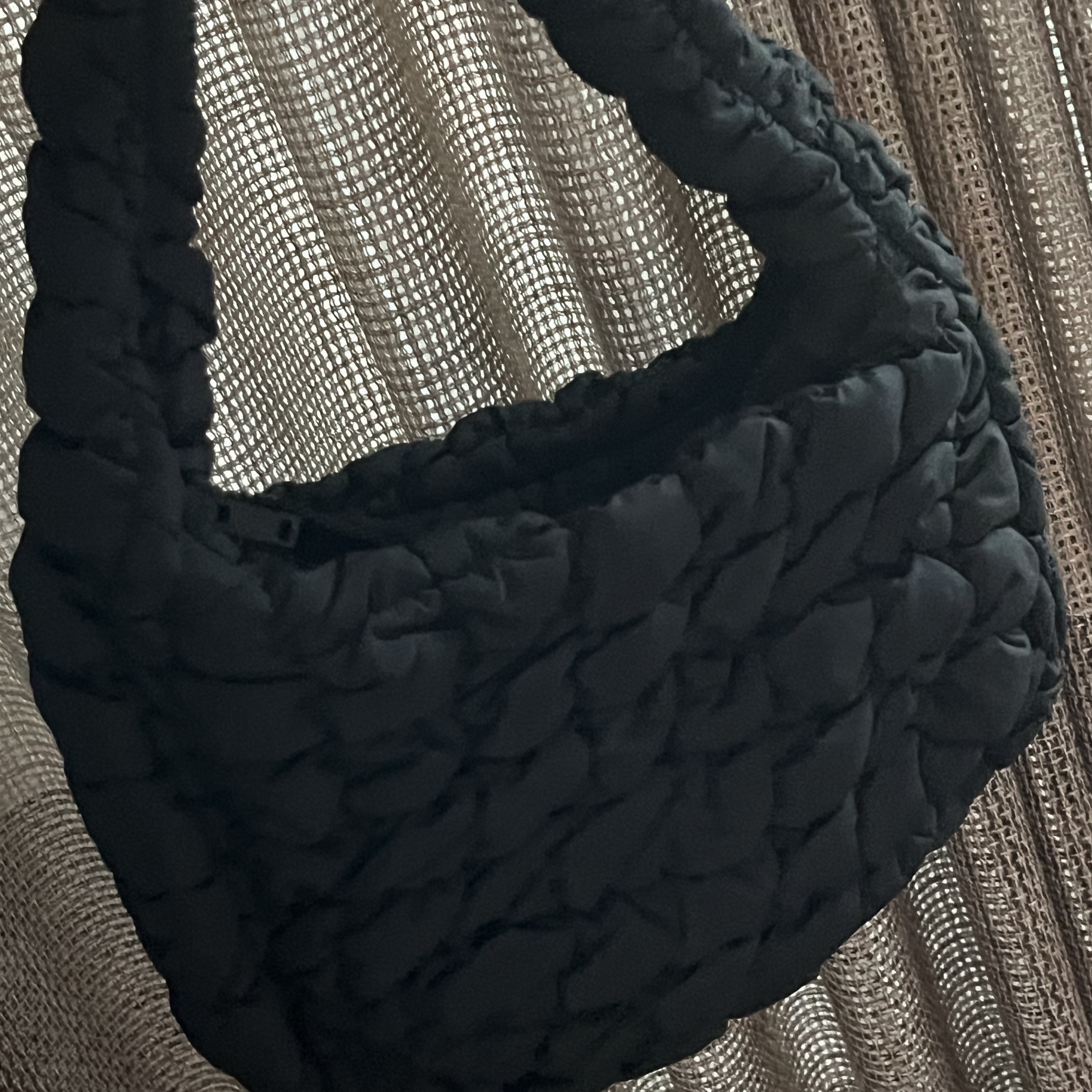 COS Quilted Mini Bag Black 착용 스타일 - 2