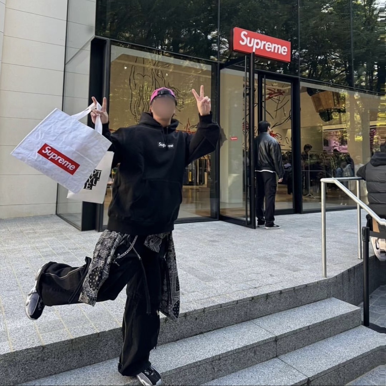 Supreme Seoul Box Logo Hooded Sweatshirt Black - 23FW, Supreme Waxed Cotton Camp Cap Magenta - 23FW 착용 스타일 - 2