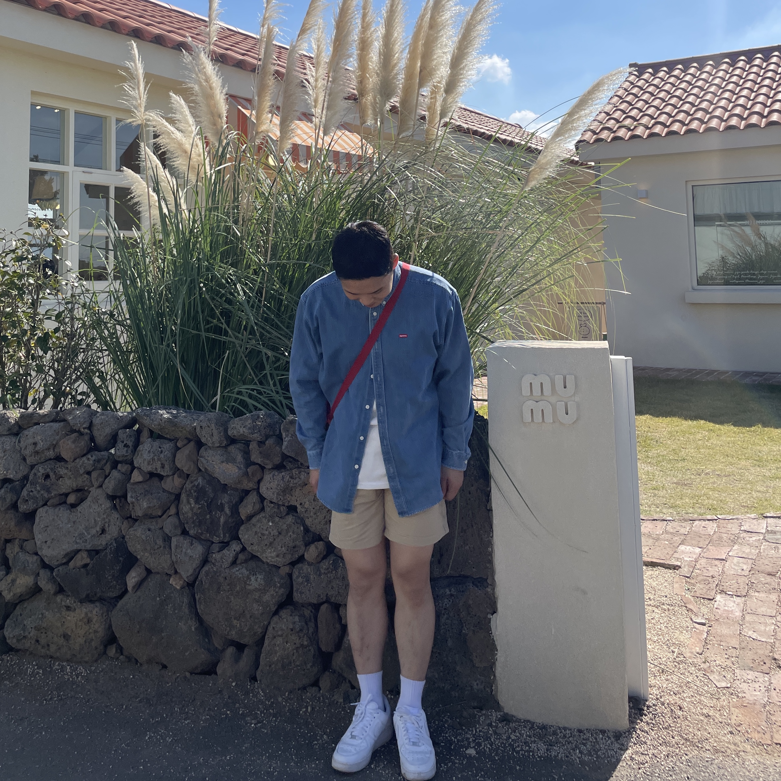 Supreme Small Box Shirt Denim - 23FW, Supreme Field Side Bag Red - 23SS 착용 스타일