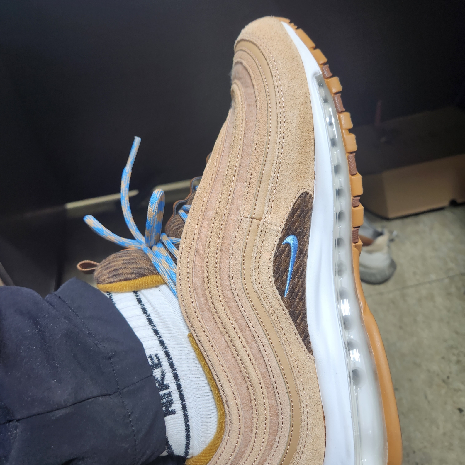 Nike Air Max 97 SE Praline Desert Ochre 착용 스타일 - 2