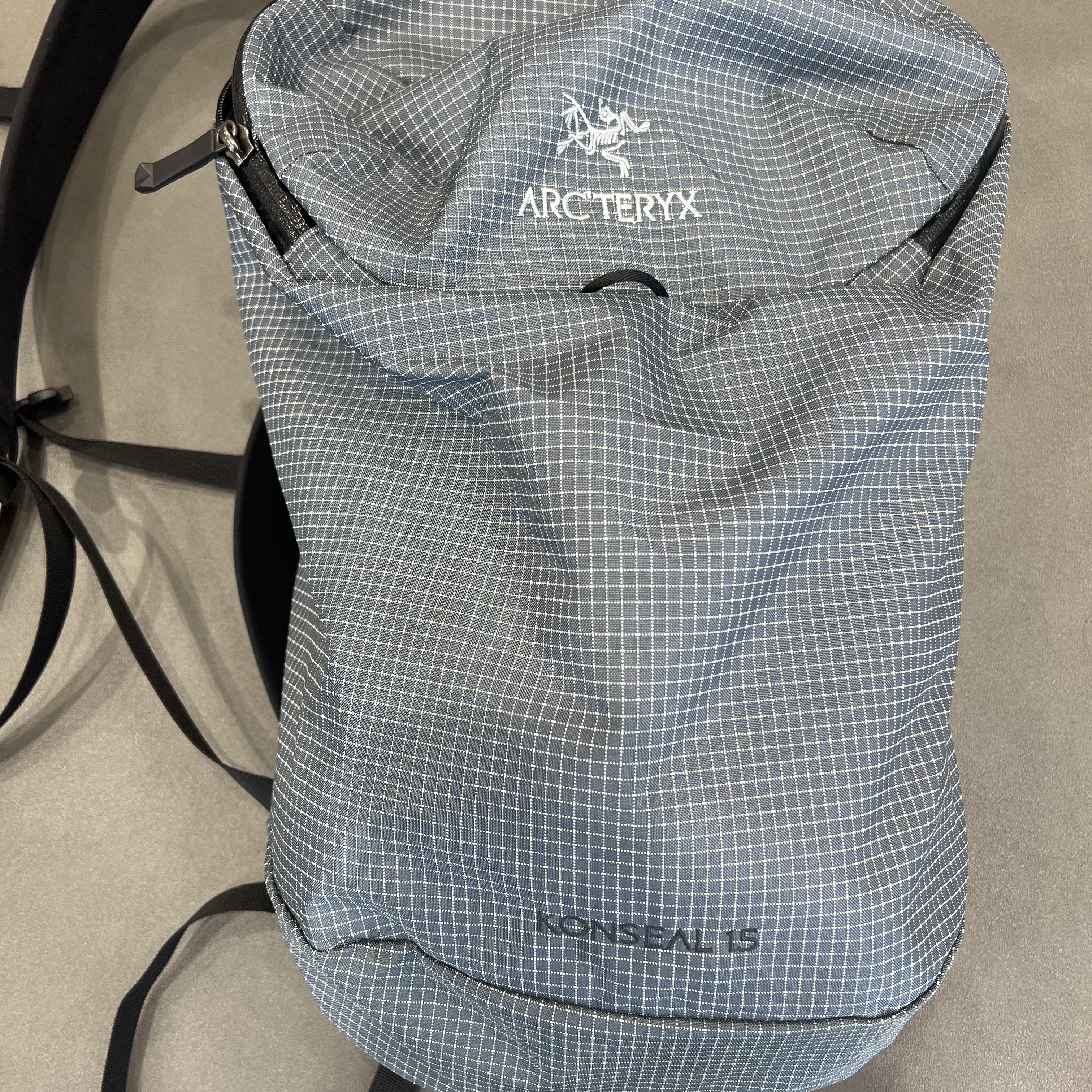 Arc'teryx Konseal 15 Backpack Neptune 착용 스타일 - 1