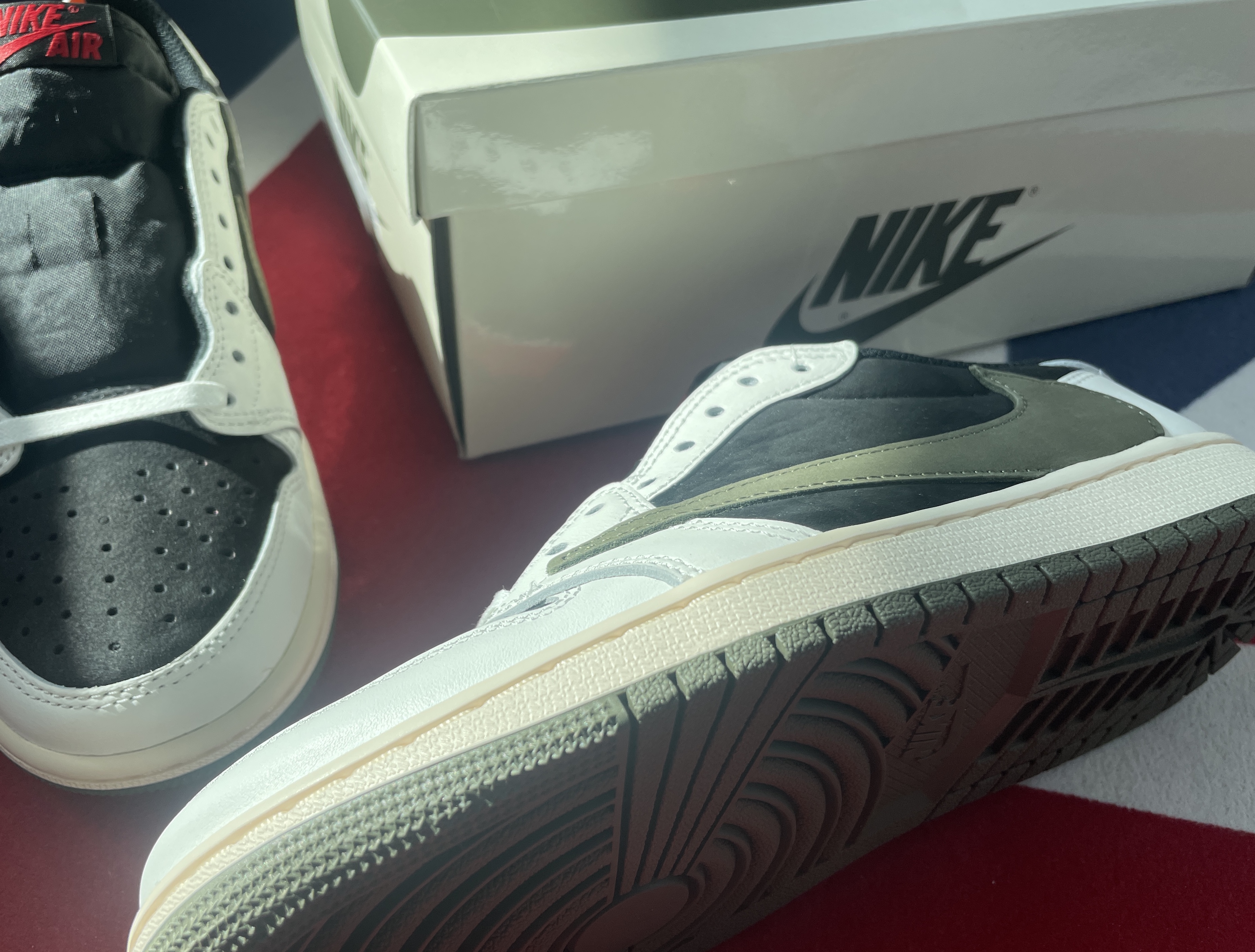 (W) Jordan 1 x Travis Scott Retro Low OG SP Medium Olive 착용 스타일 - 2