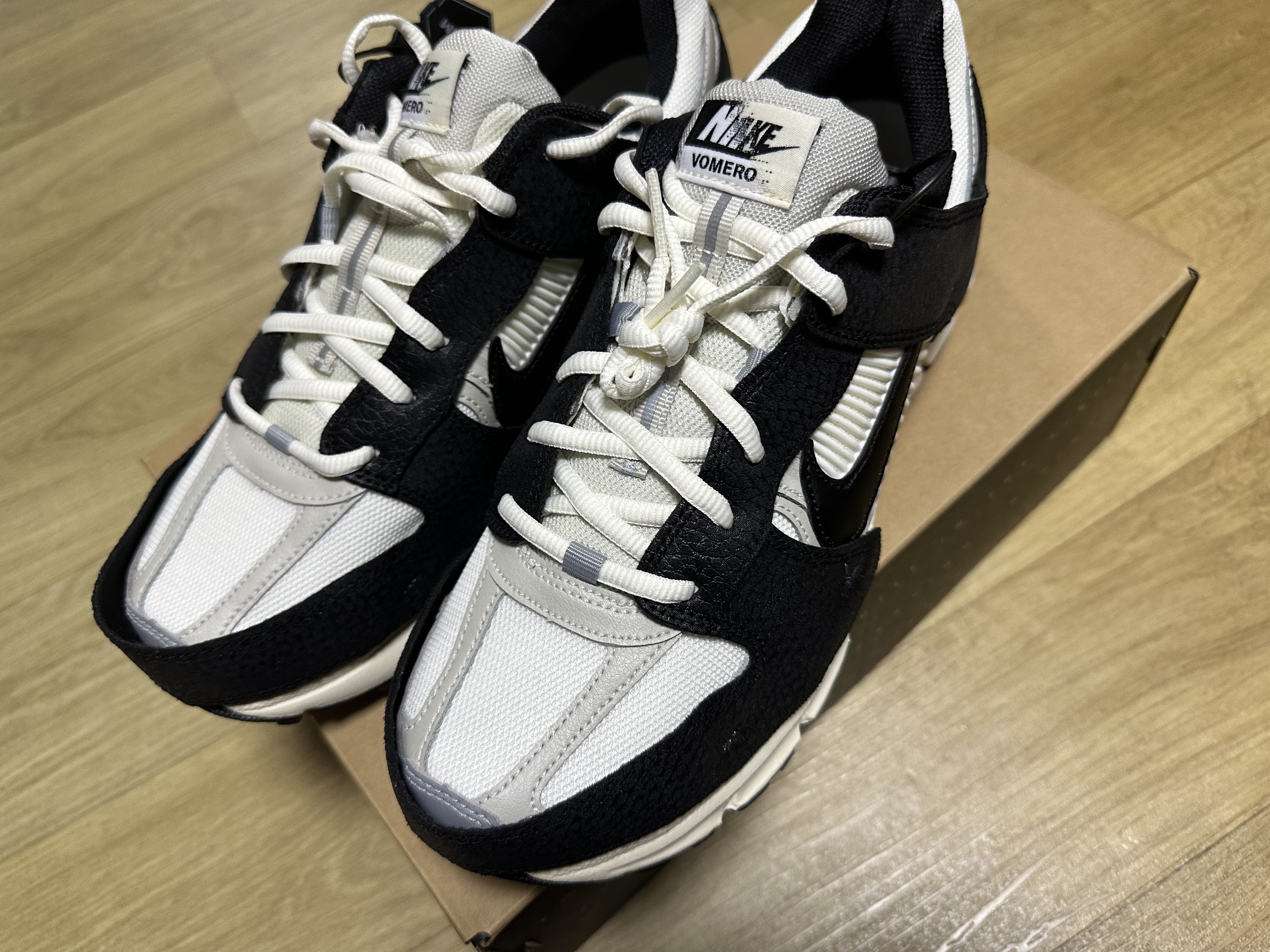 (W) Nike Zoom Vomero 5 Wolf Grey and Black 착용 스타일 - 2