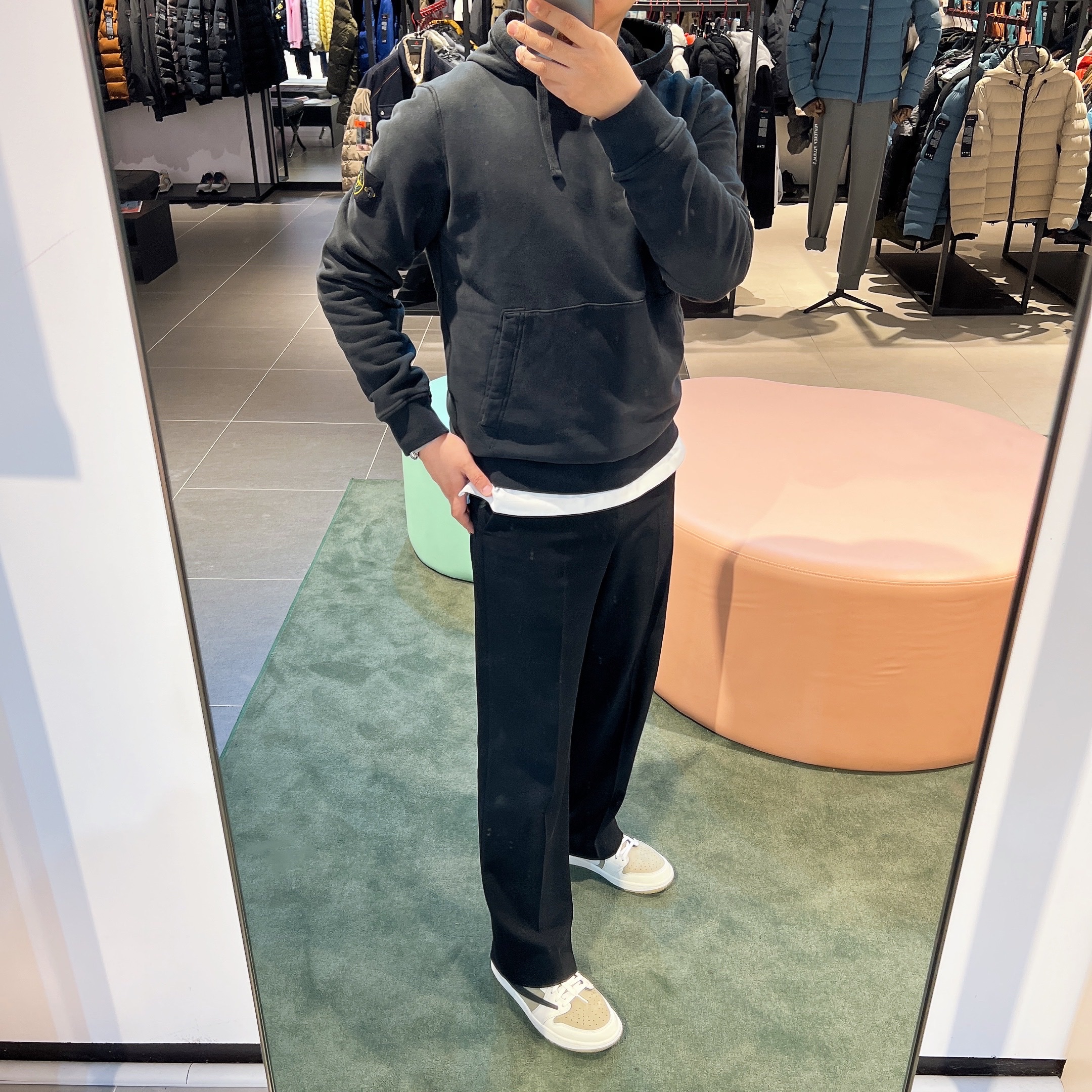Stone Island 64120 Cotton Fleece Hooded Sweatshirt Black - 22FW, Jordan 1 x Travis Scott Retro Low Golf NRG Neutral Olive 착용 스타일