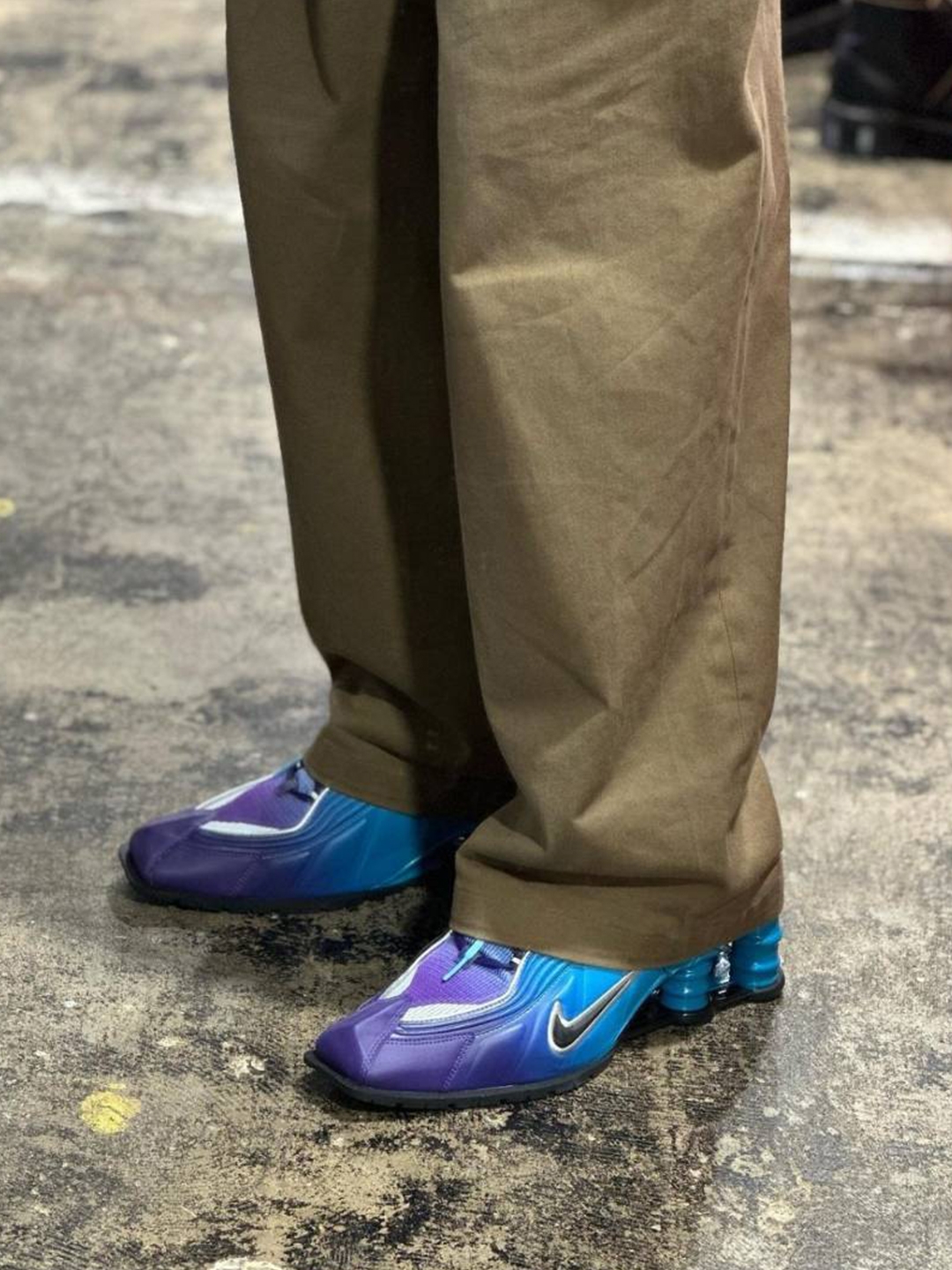 Nike x Martine Rose Shox MR4 Safety Orange, Nike x Martine Rose Shox MR4 Scuba Blue 착용 스타일 - 3