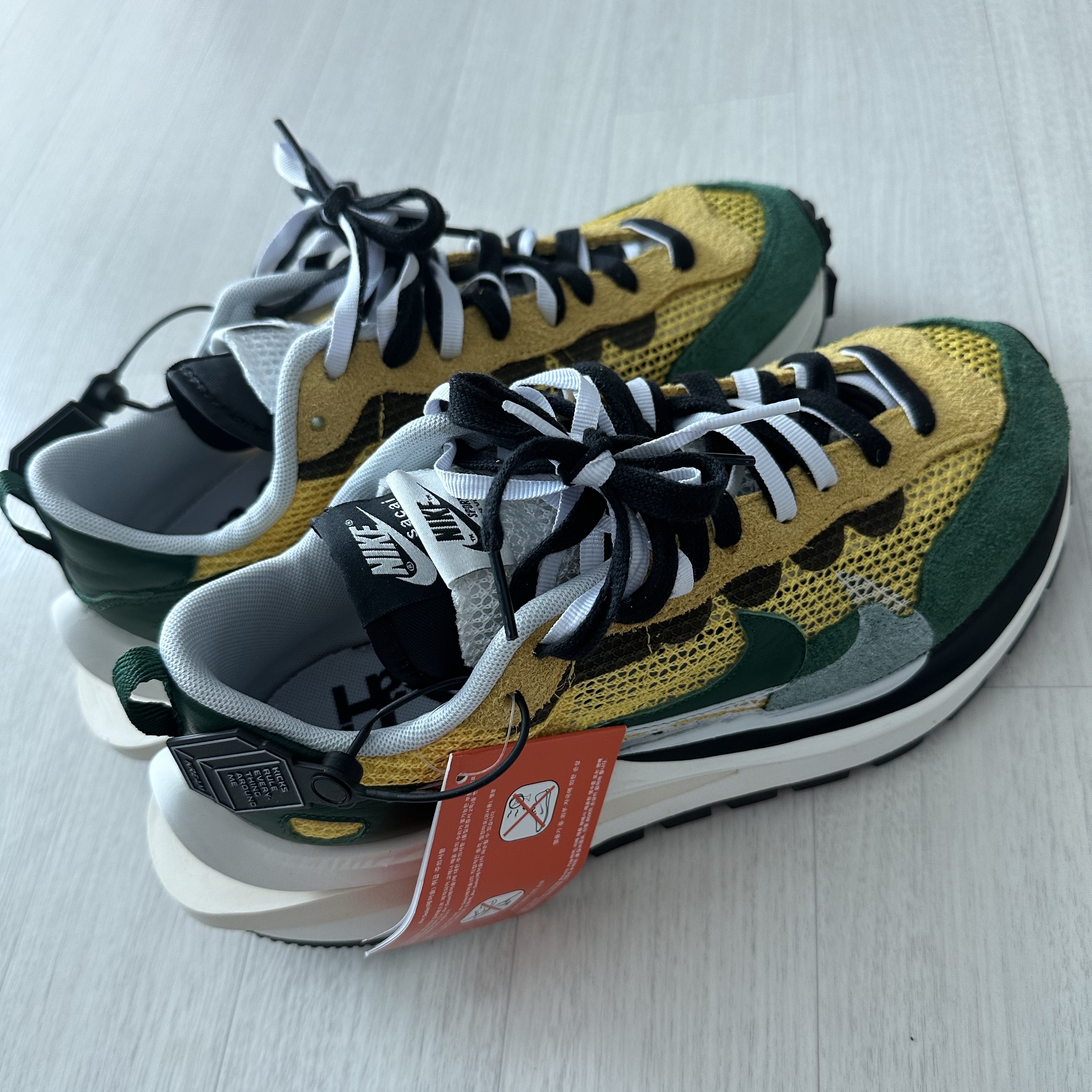 Nike x Sacai VaporWaffle Tour Yellow & Gorge Green Sail 착용 스타일 - 1