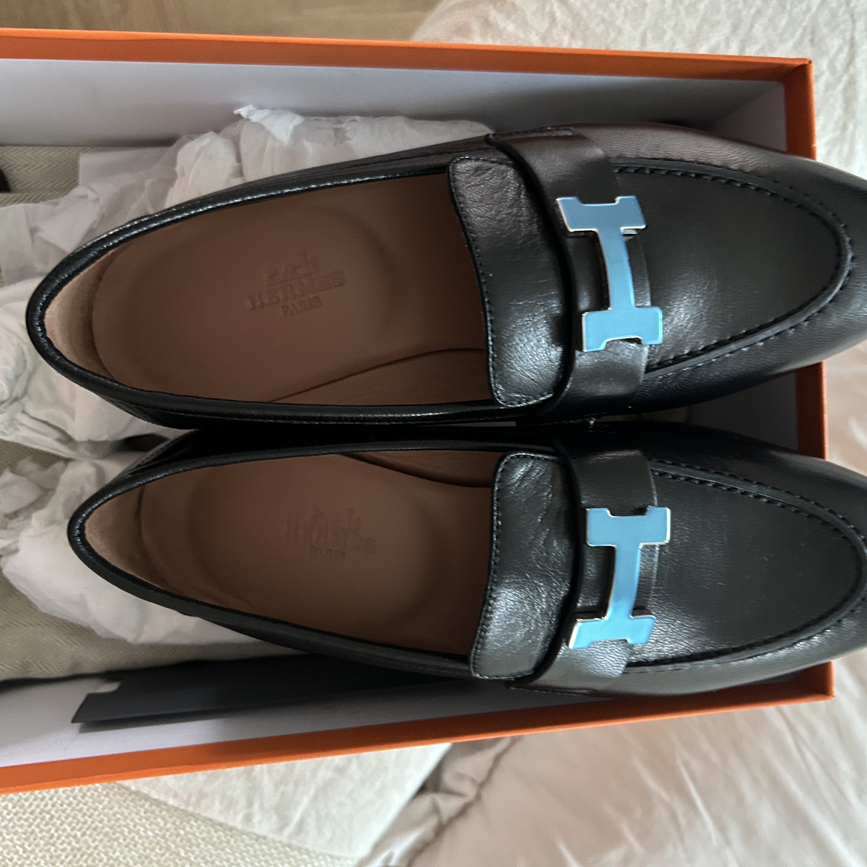 (W) Hermes Paris Loafers Goatskin & Palladium Noir 착용 스타일