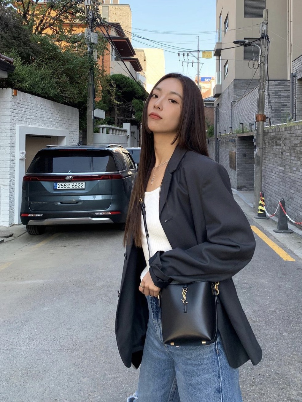 Saint Laurent Le 37 in Shiny Leather Black 착용 스타일