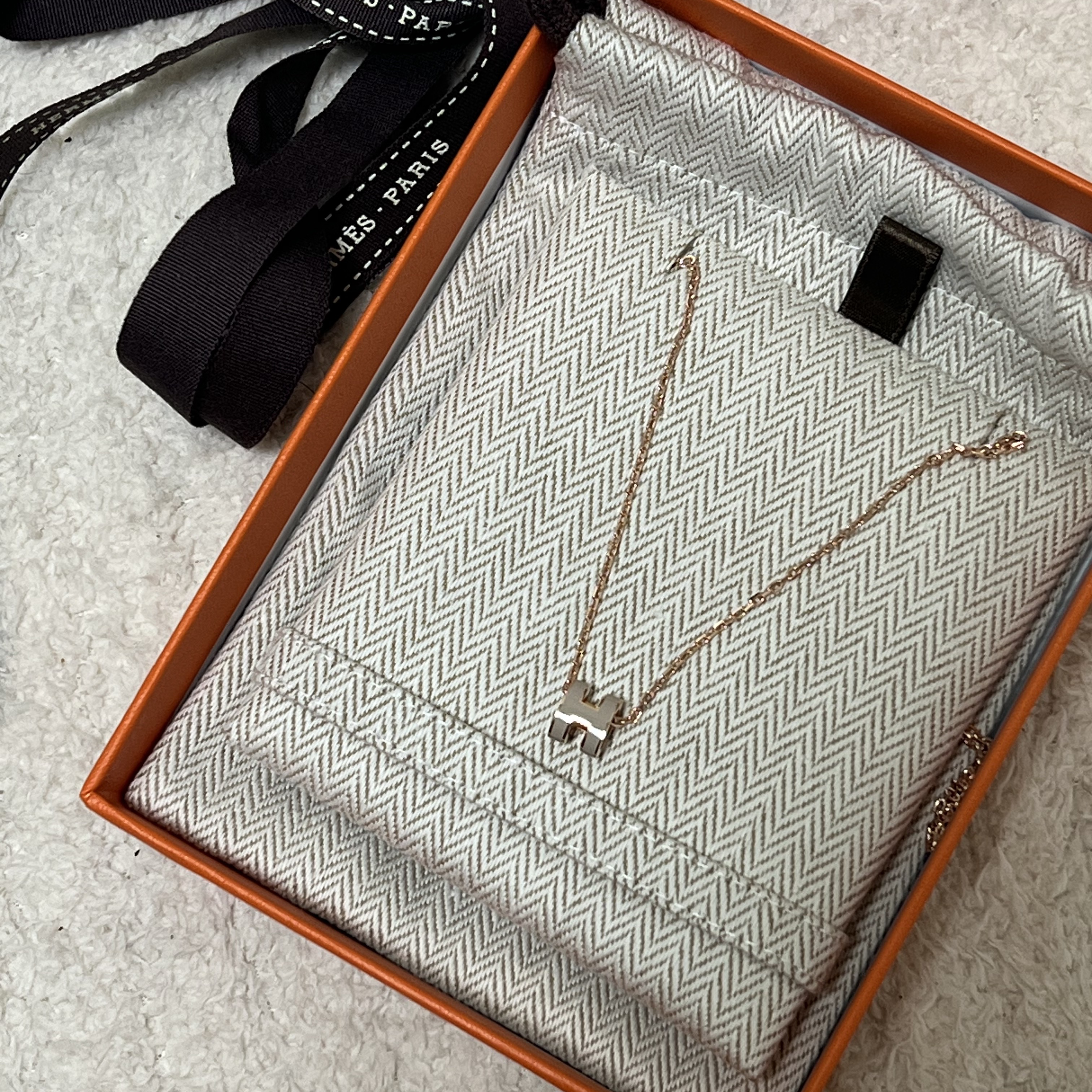(W) Hermes Mini Pop H Pendant Rose Gold & Marron Glace 착용 스타일