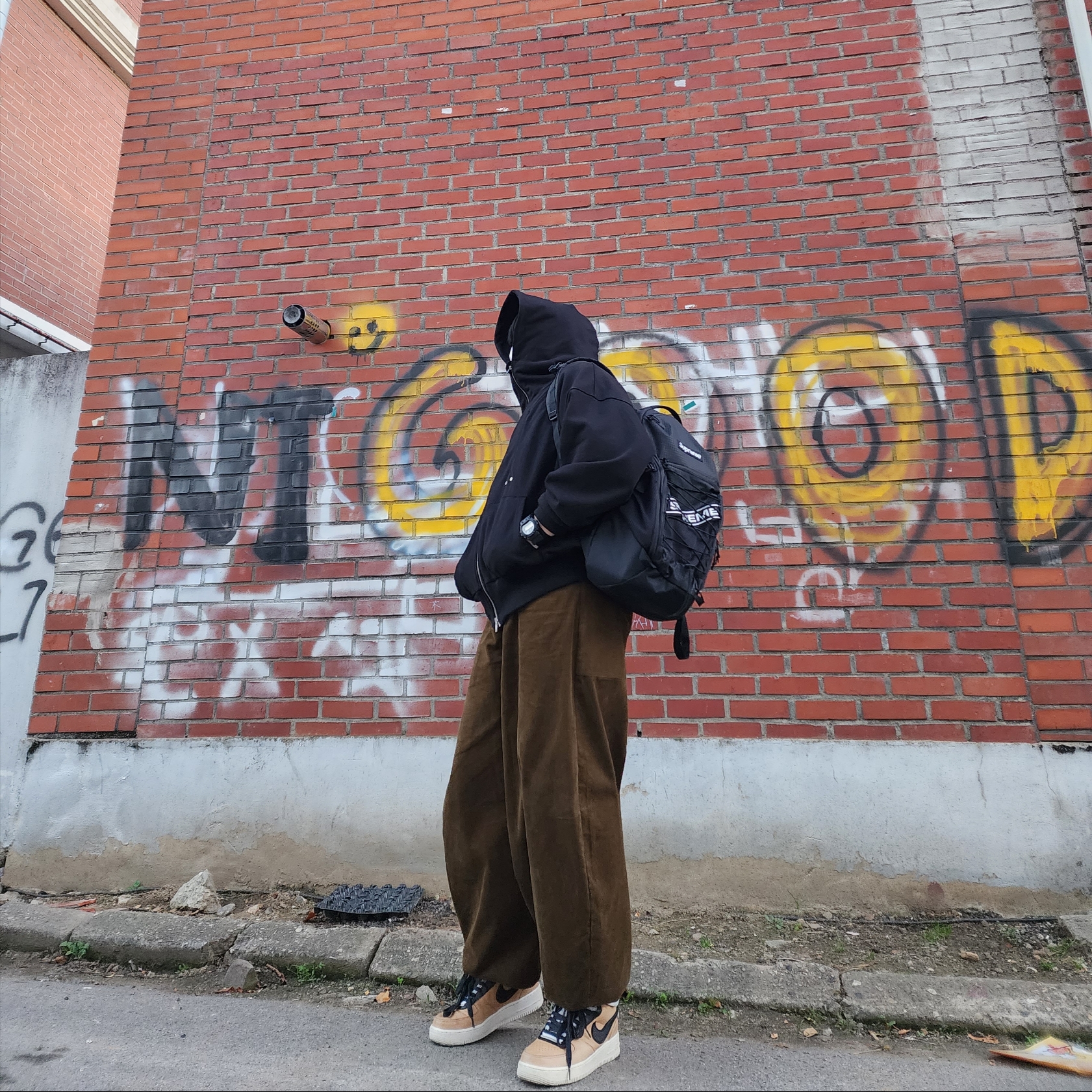 Nike x Riccardo Tisci Air Force 1 Mid Tan, Supreme Backpack Black - 23FW 착용 스타일 - 1