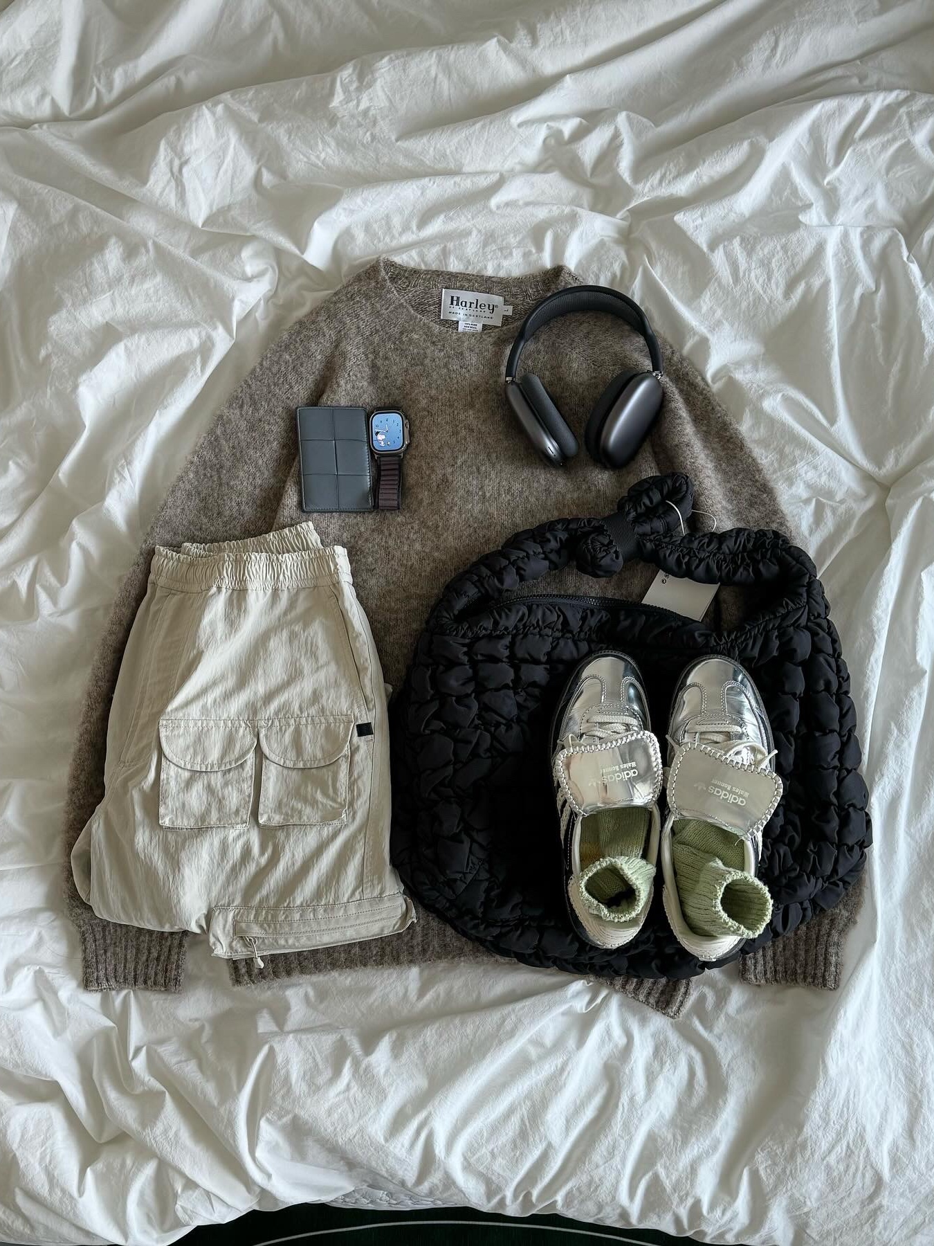 COS Quilted Oversized Shoulder Bag Black, Adidas x Wales Bonner Samba Silver Metallic 착용 스타일 - 1