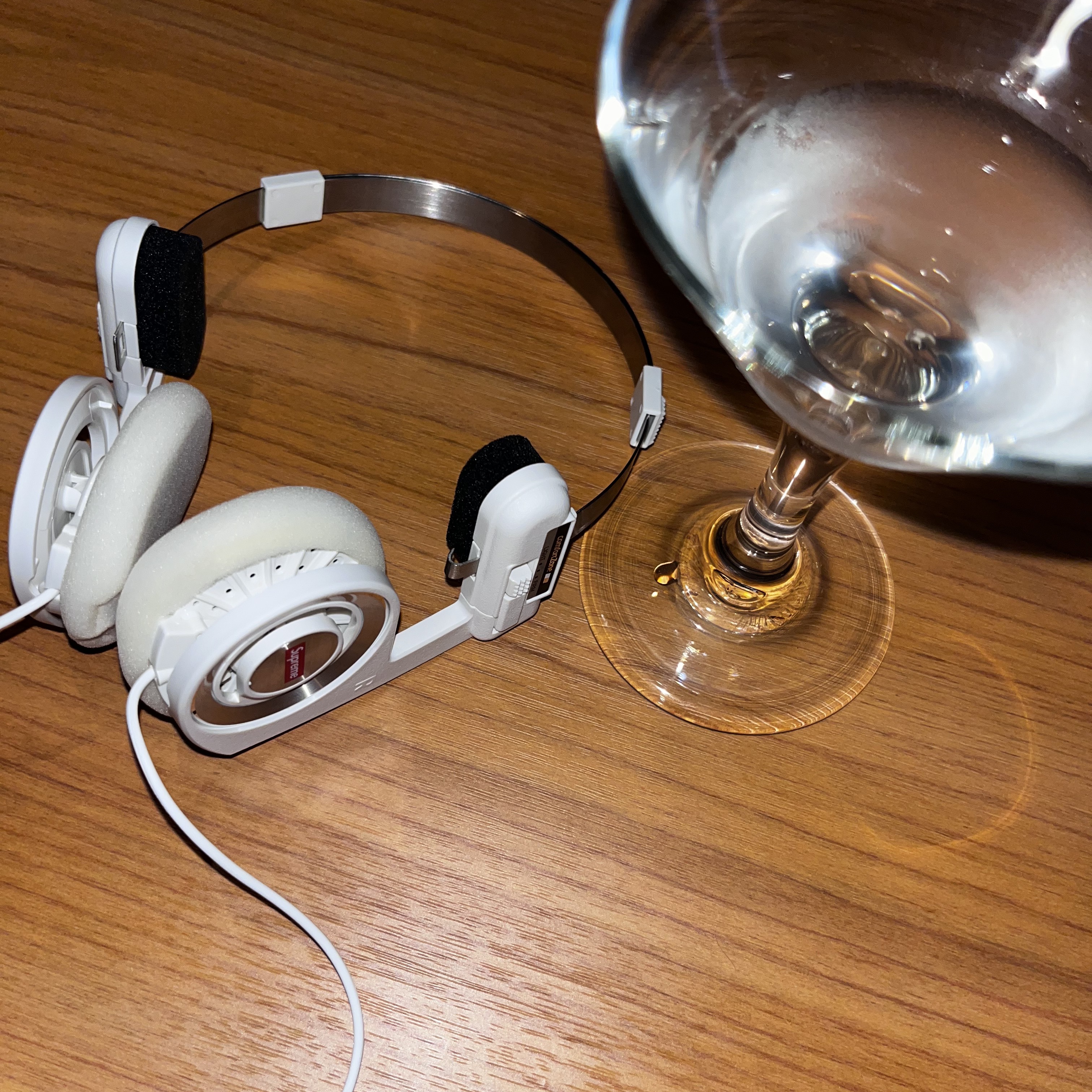 Supreme x Koss Portapro Headphones White - 23FW 착용 스타일 - 1