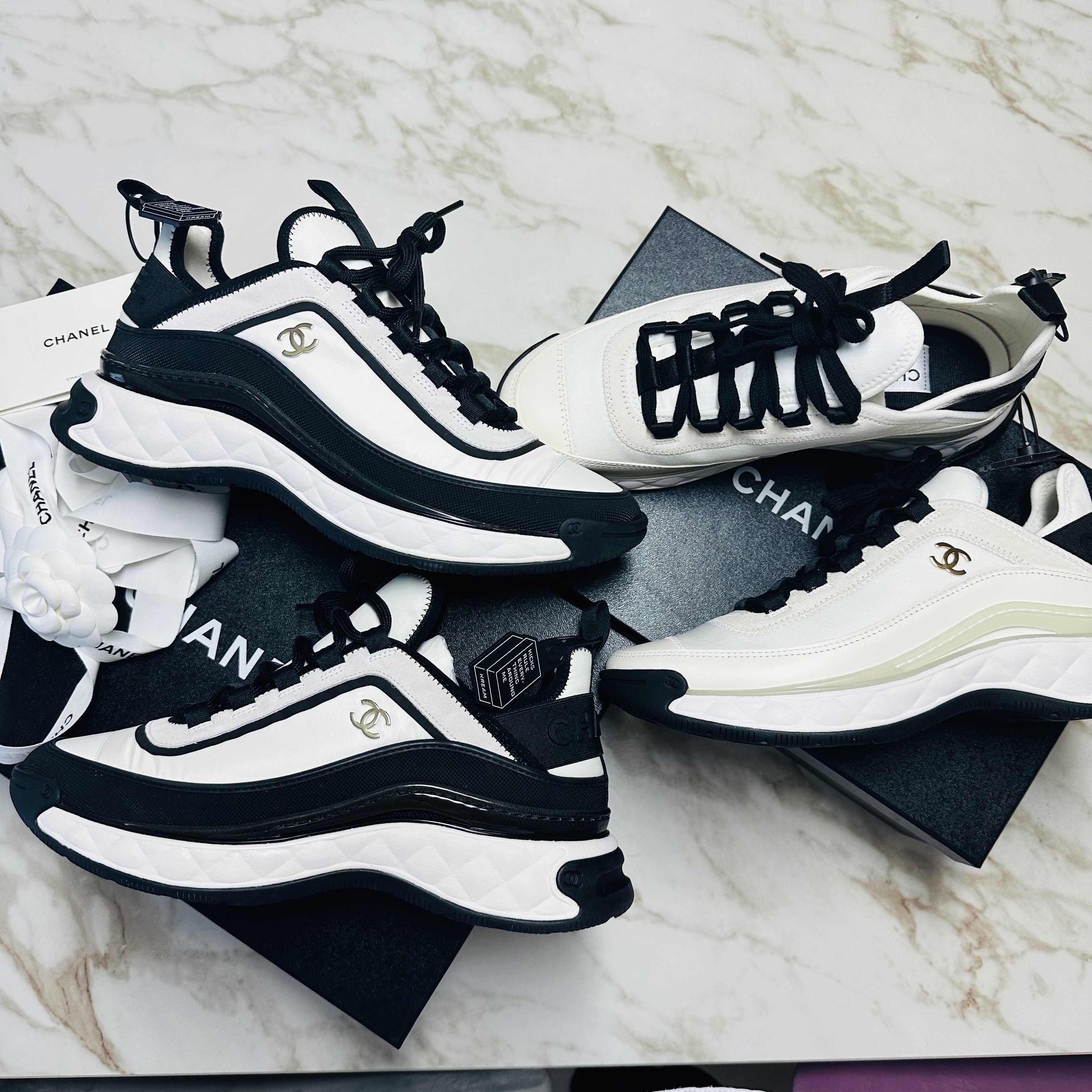 Chanel Mixed Fibers Sneakers Fabric Suede Calfskin & White Black, (W) Chanel Mixed Fibers Sneakers Velvet Calfskin & Gold Ivory 착용 스타일