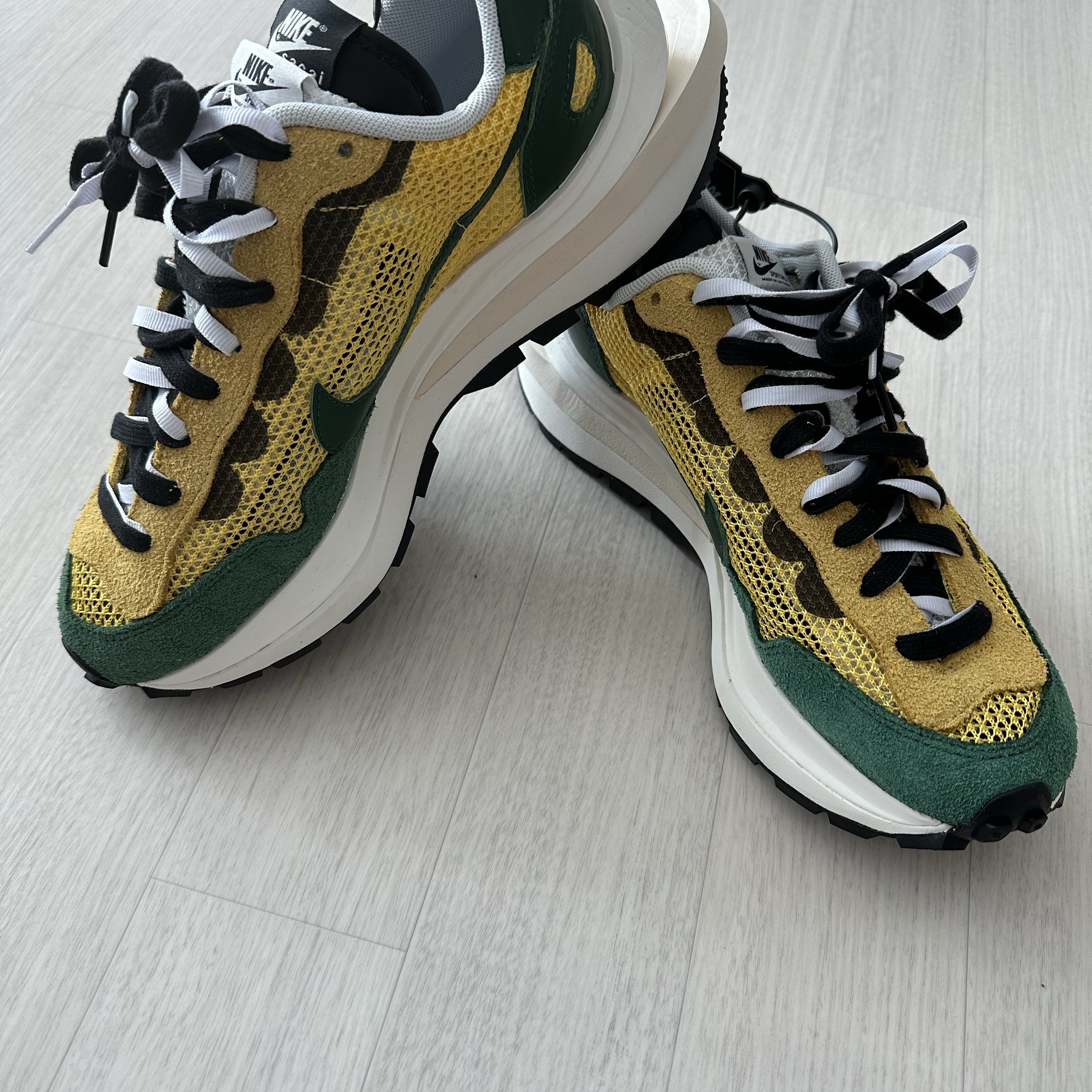 Nike x Sacai VaporWaffle Tour Yellow & Gorge Green Sail 착용 스타일 - 2